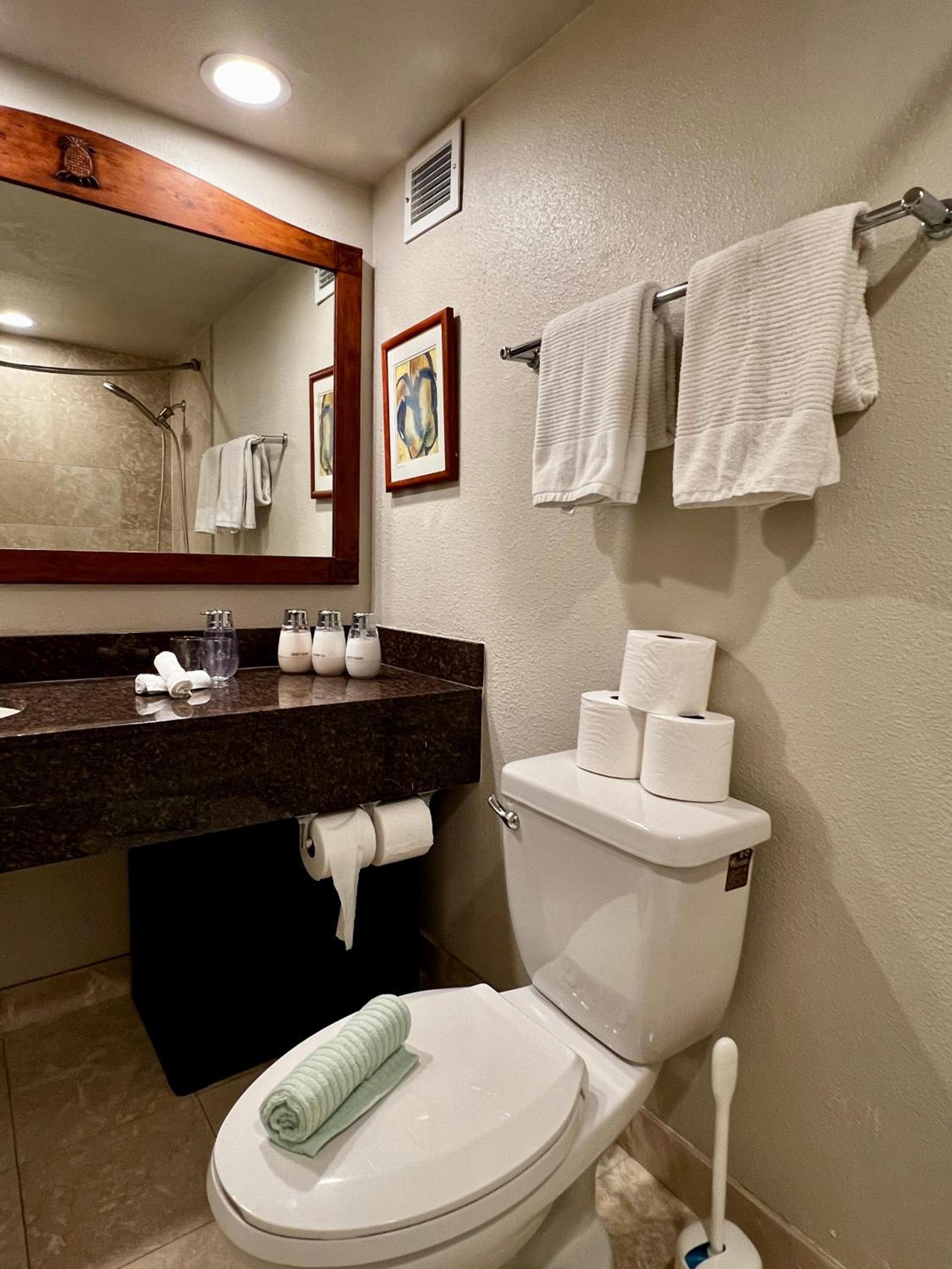 Luana Waikiki Park Views - no resort fees & FREE parking photo 24