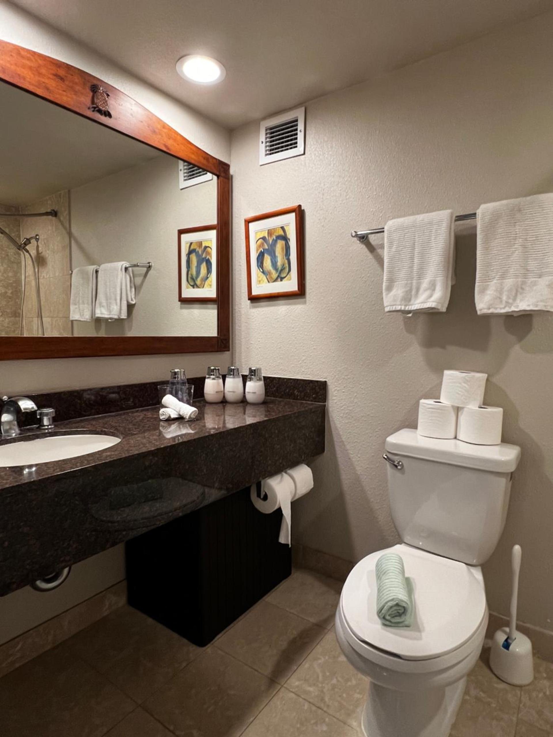 Luana Waikiki Park Views - no resort fees & FREE parking photo 25