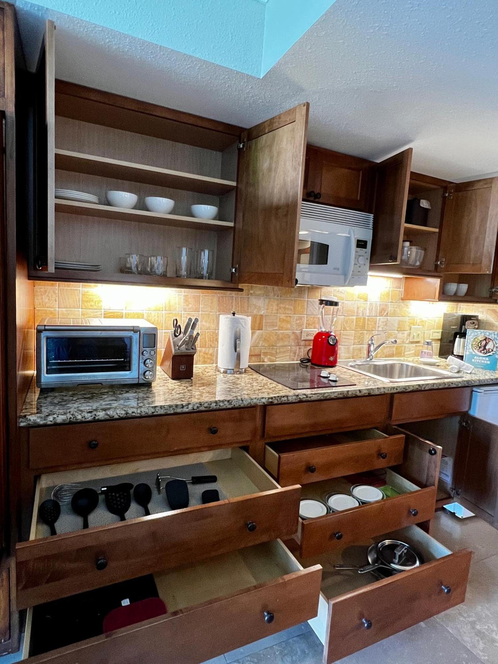 Luana Waikiki Park Views - no resort fees & FREE parking photo 4