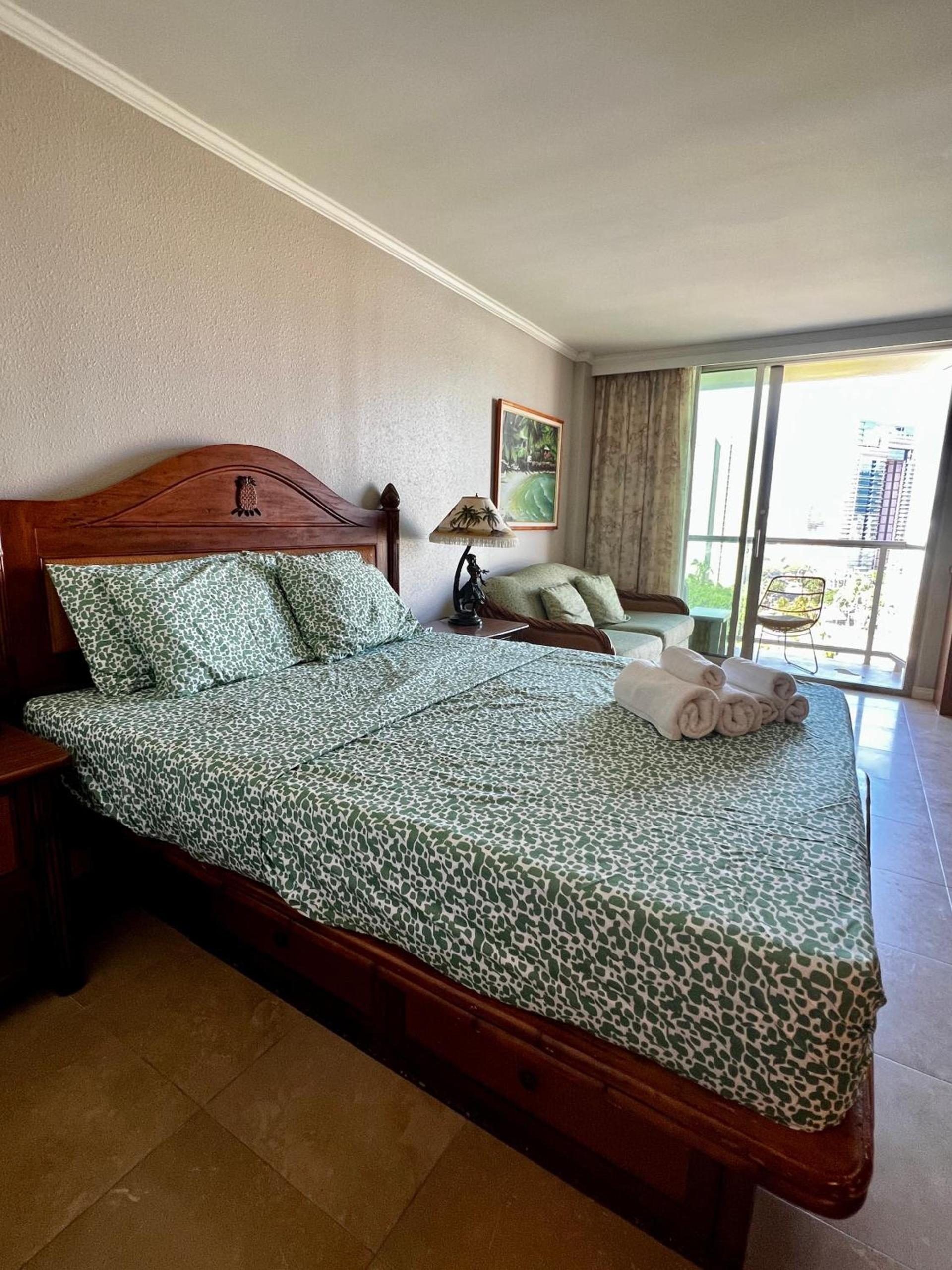 Luana Waikiki Park Views - no resort fees & FREE parking photo 3