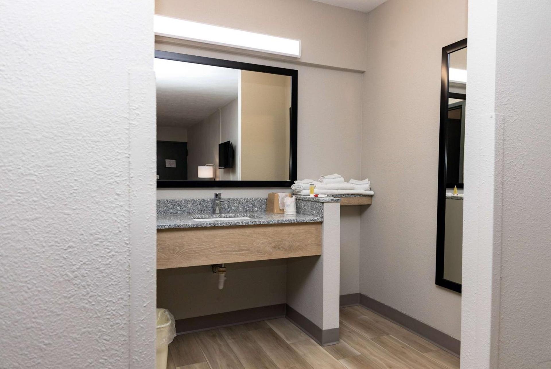 Days Inn by Wyndham Cincinnati East photo 12