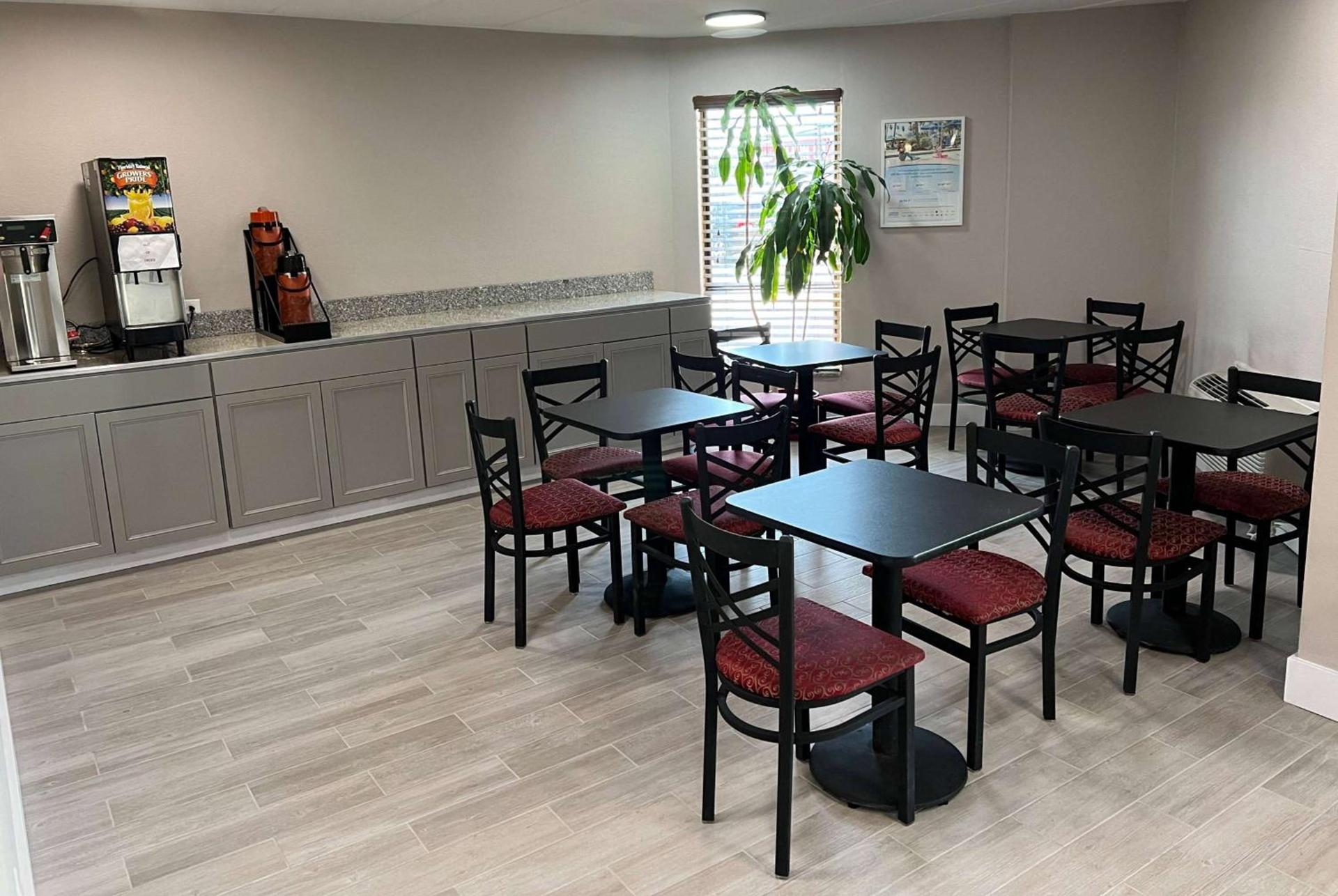 Days Inn by Wyndham Cincinnati East photo 14