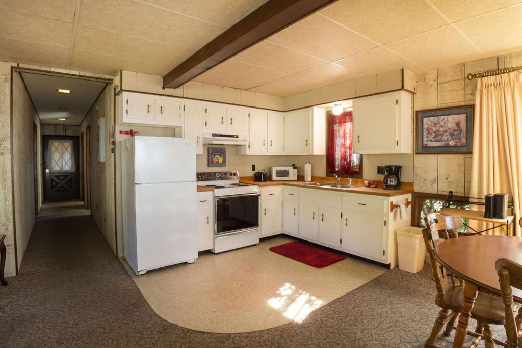 Cedar Oaks Lakeside Resort photo 43
