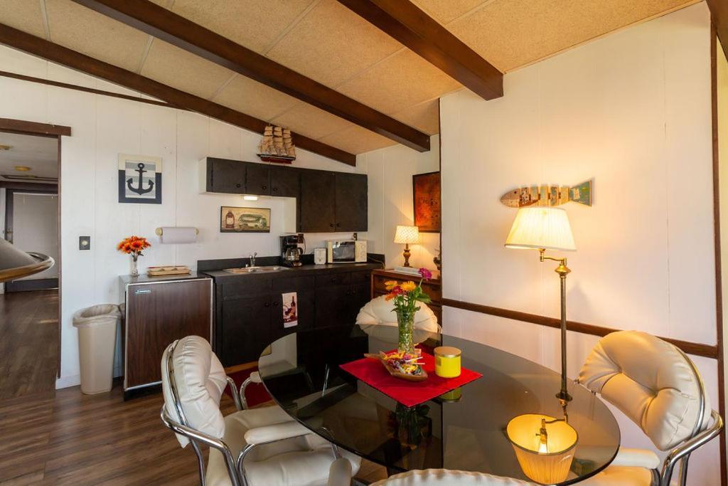 Cedar Oaks Lakeside Resort photo 61