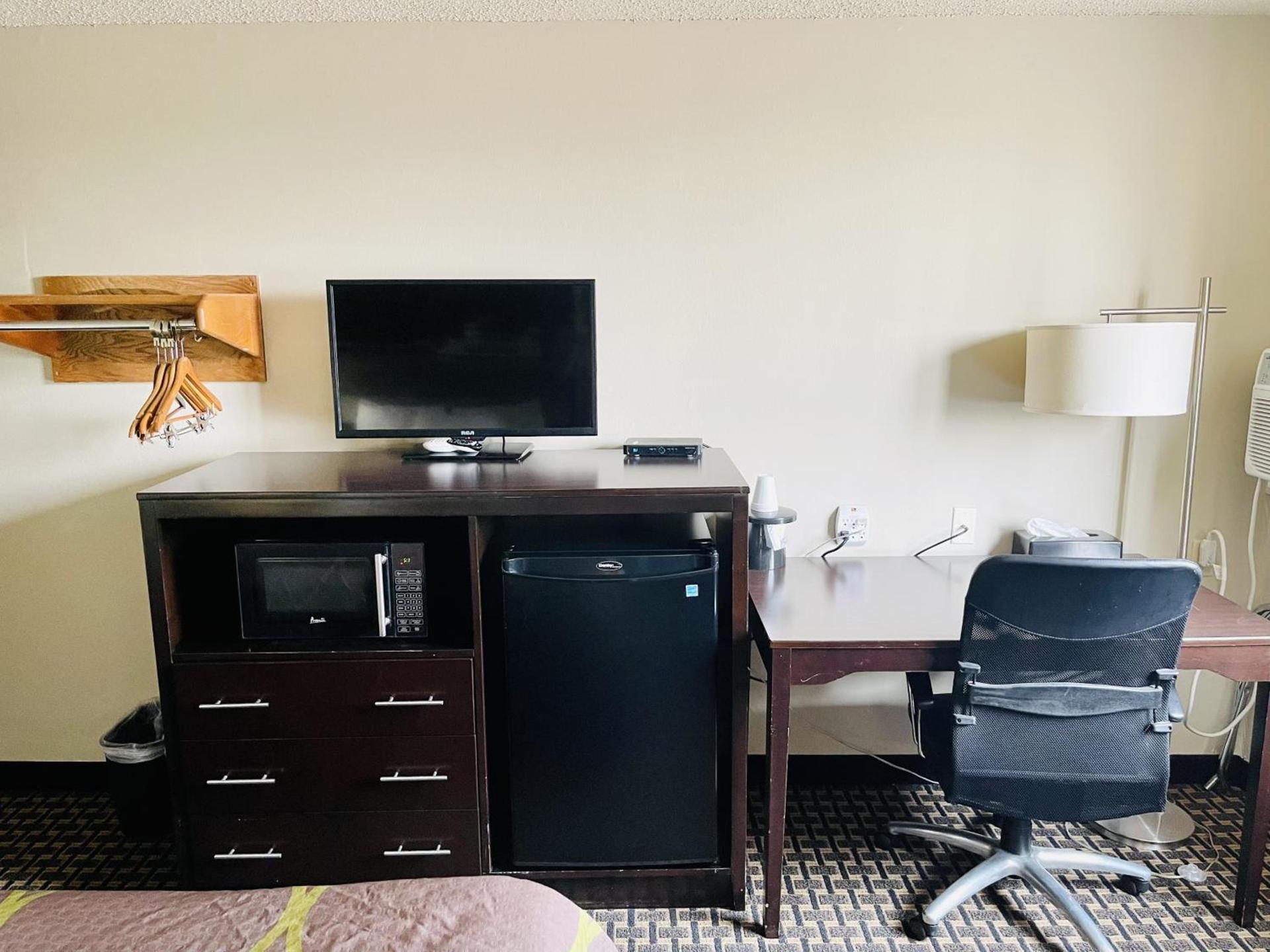Super 8 by Wyndham Clear Lake photo 51