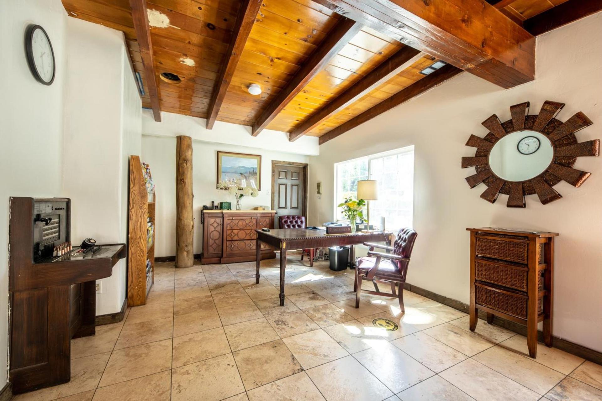 Emerald Bay Lodge photo 2
