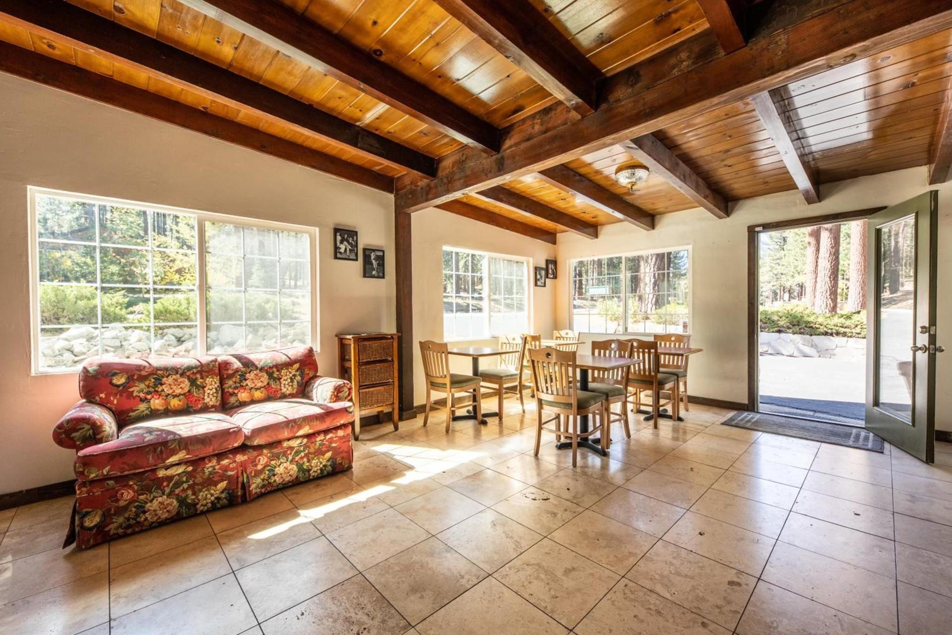 Emerald Bay Lodge photo 17