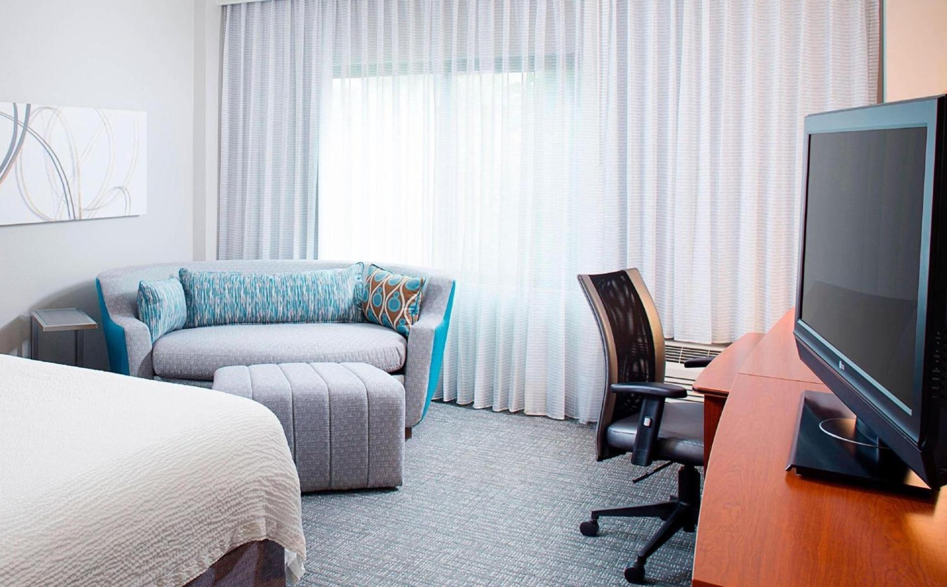 Courtyard by Marriott Roanoke Airport photo 25