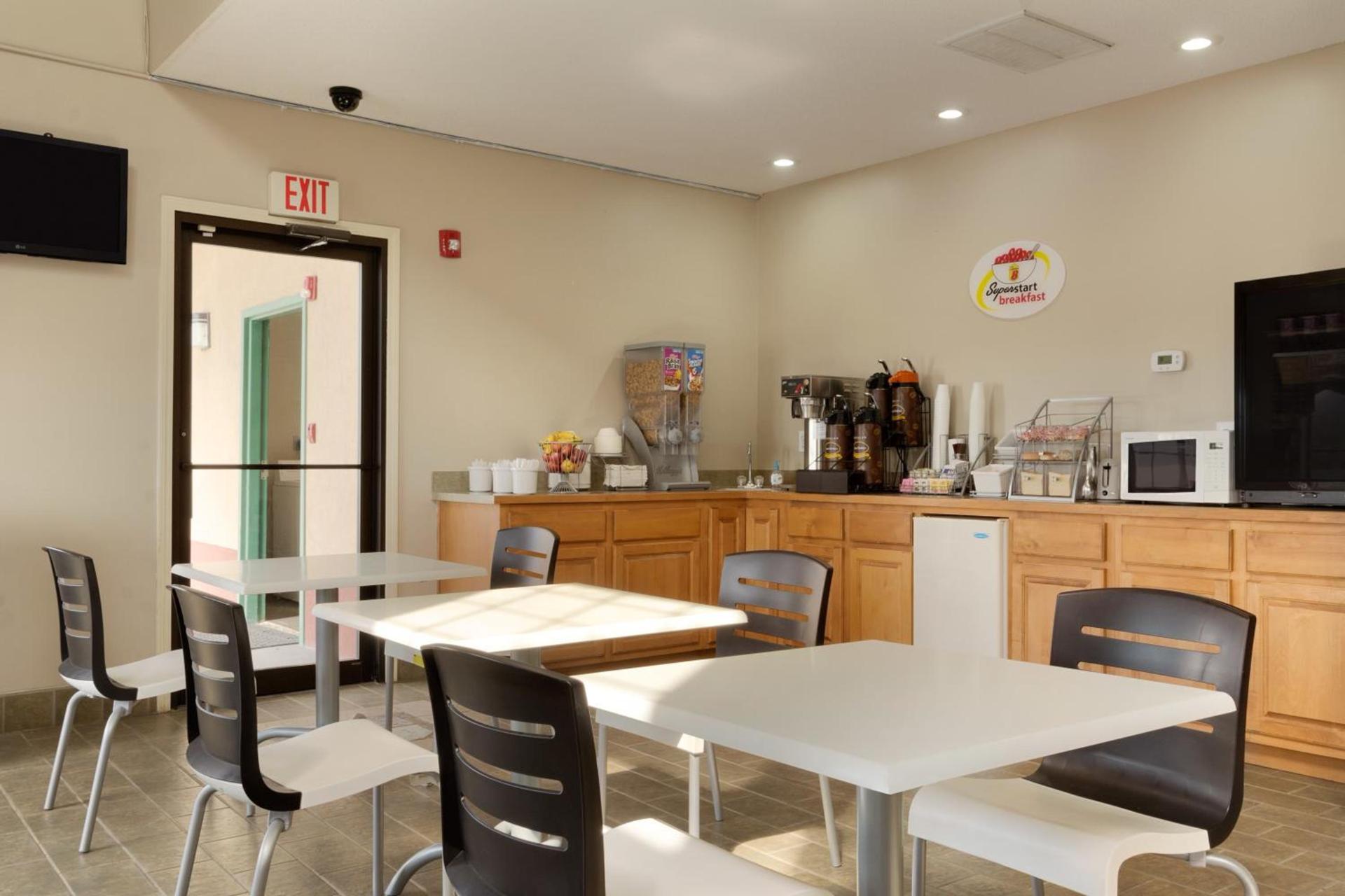 Super 8 by Wyndham Chatsworth/Dalton photo 15