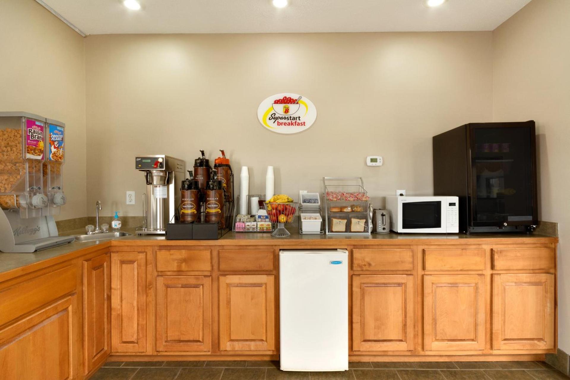 Super 8 by Wyndham Chatsworth/Dalton photo 16