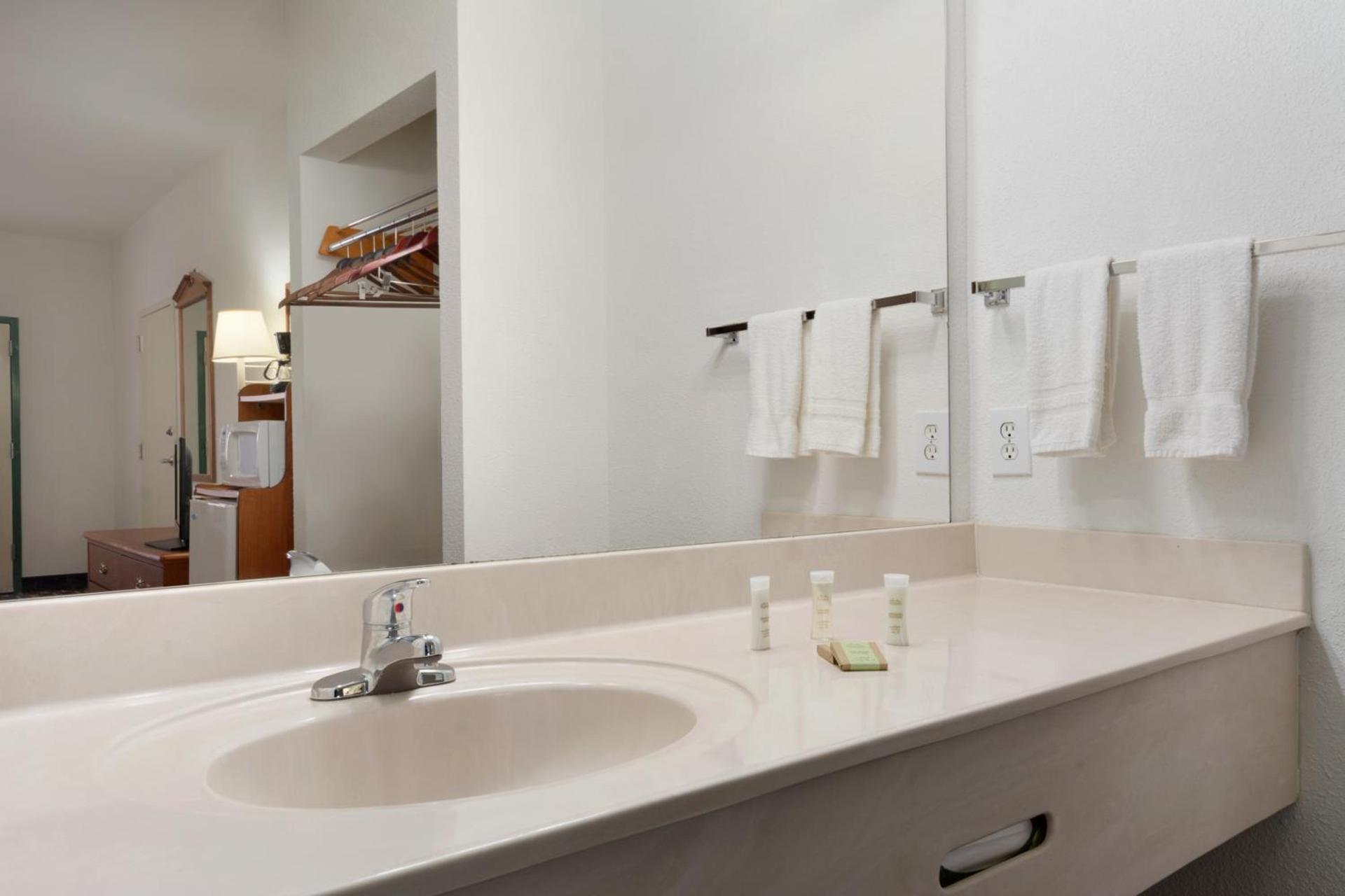 Super 8 by Wyndham Chatsworth/Dalton photo 27