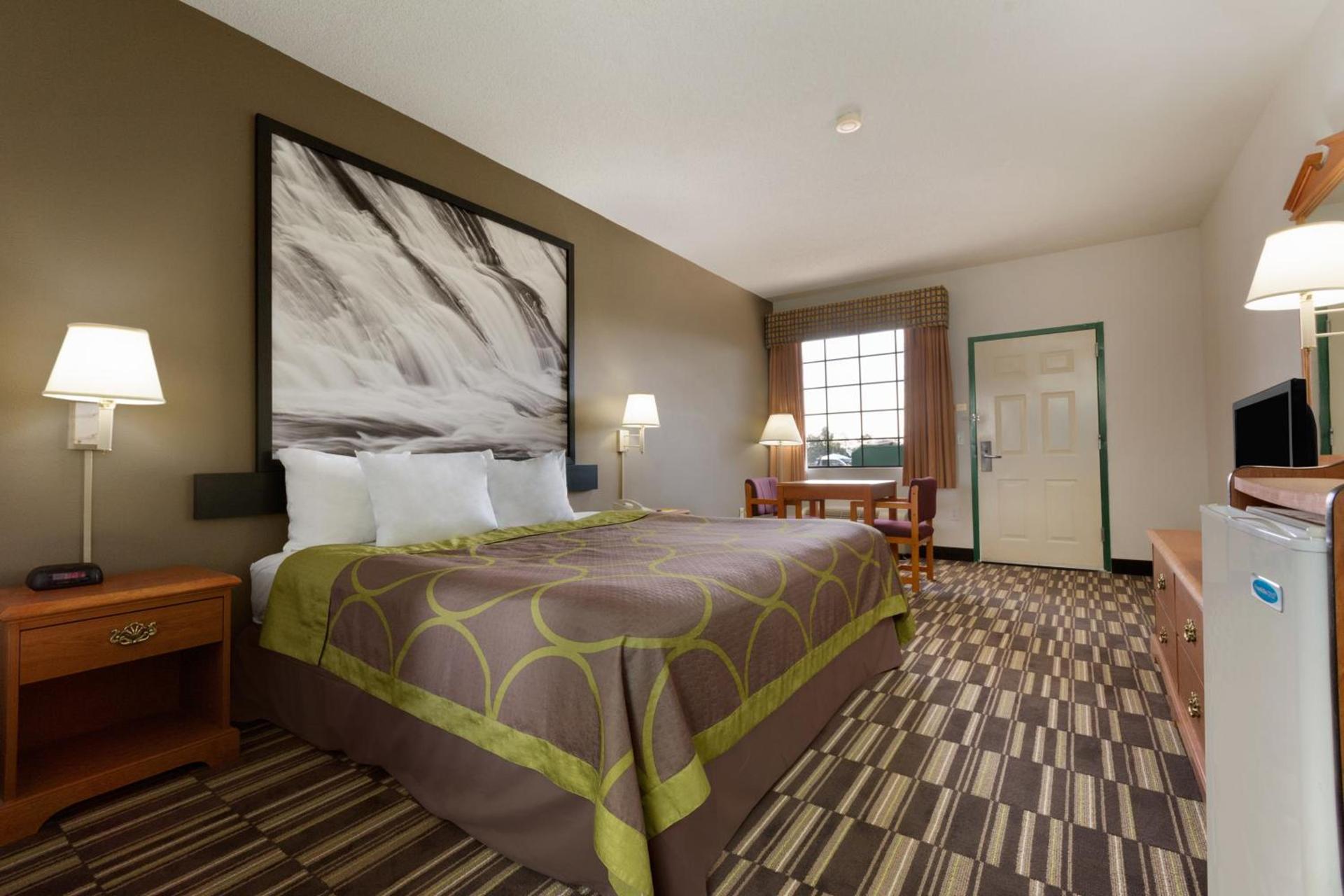 Super 8 by Wyndham Chatsworth/Dalton photo 25
