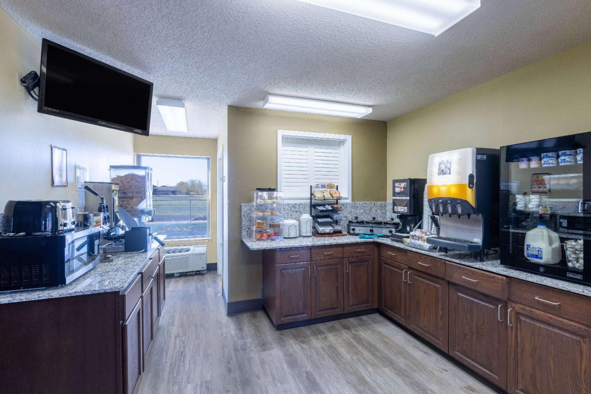 Super 8 by Wyndham Nixa/Springfield Area photo 2