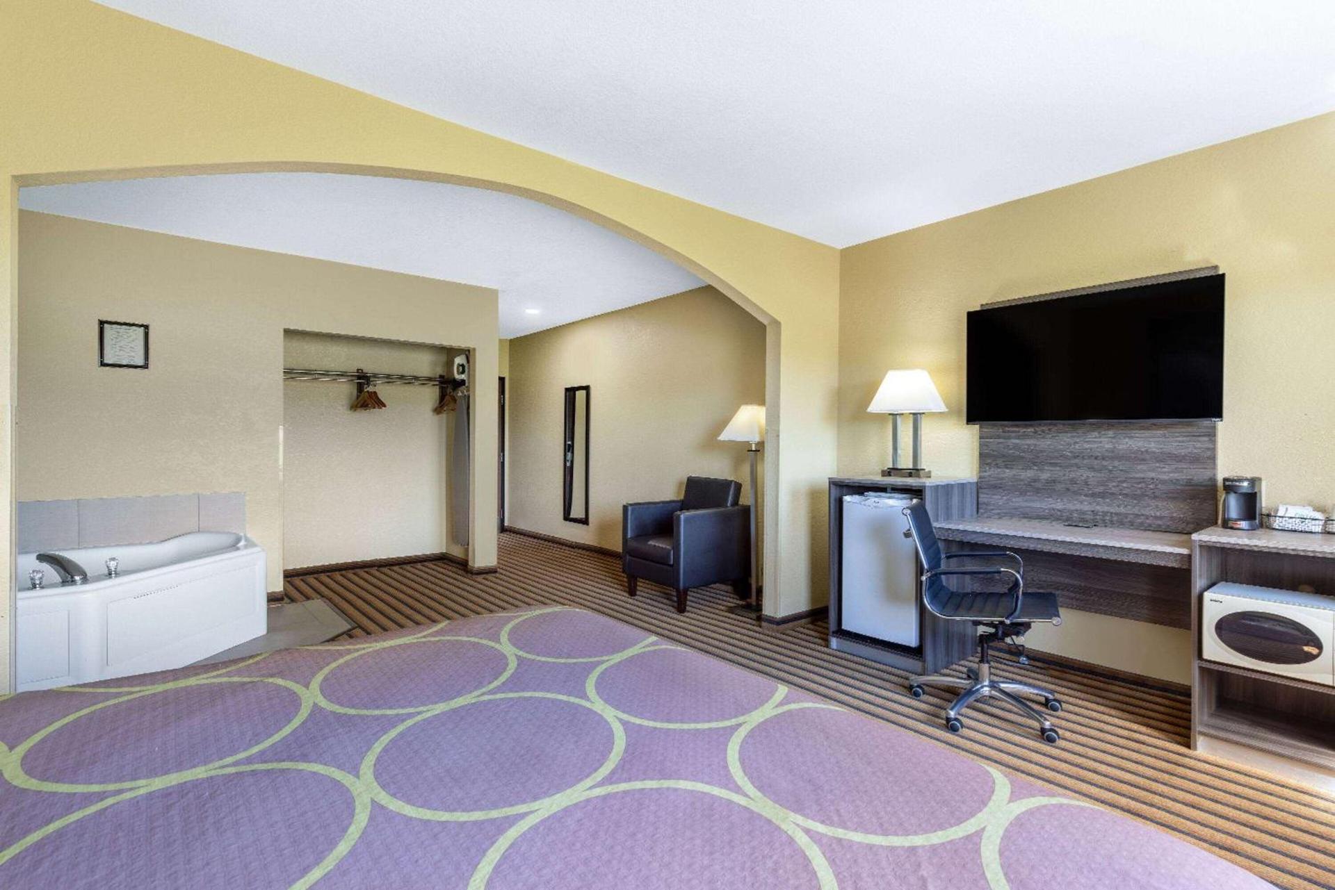 Super 8 by Wyndham Nixa/Springfield Area photo 23