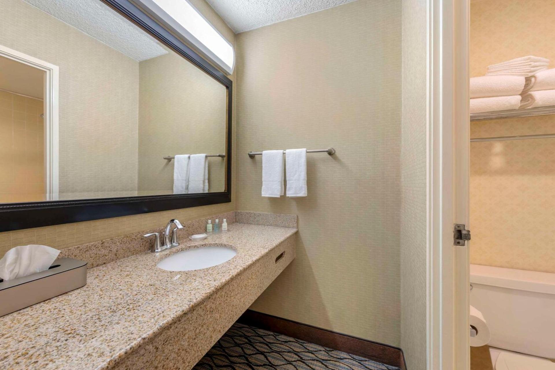 Clarion Hotel Anaheim Resort photo 21