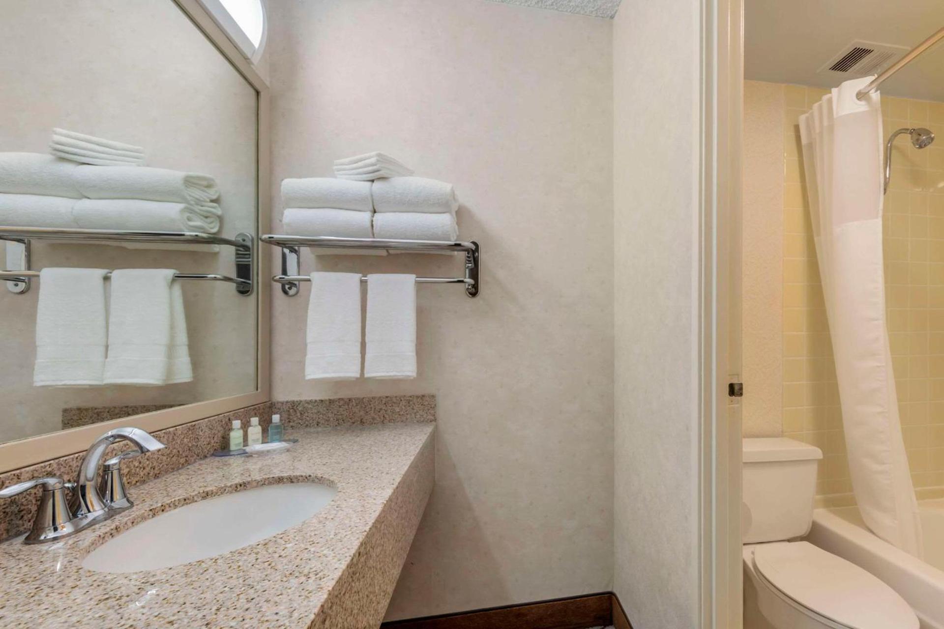 Clarion Hotel Anaheim Resort photo 34