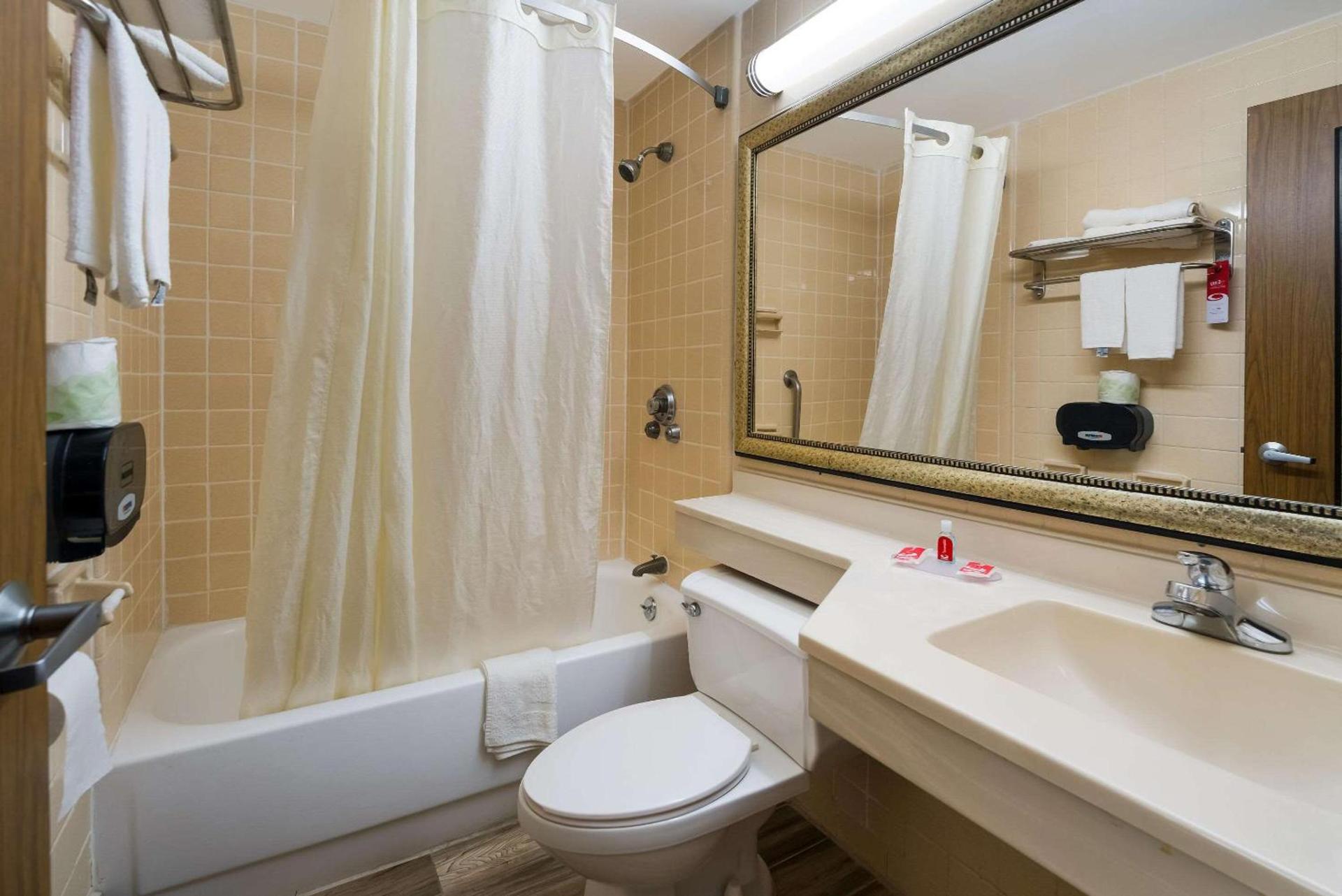 Perry Inn & Suites National Fairground I 75 photo 11