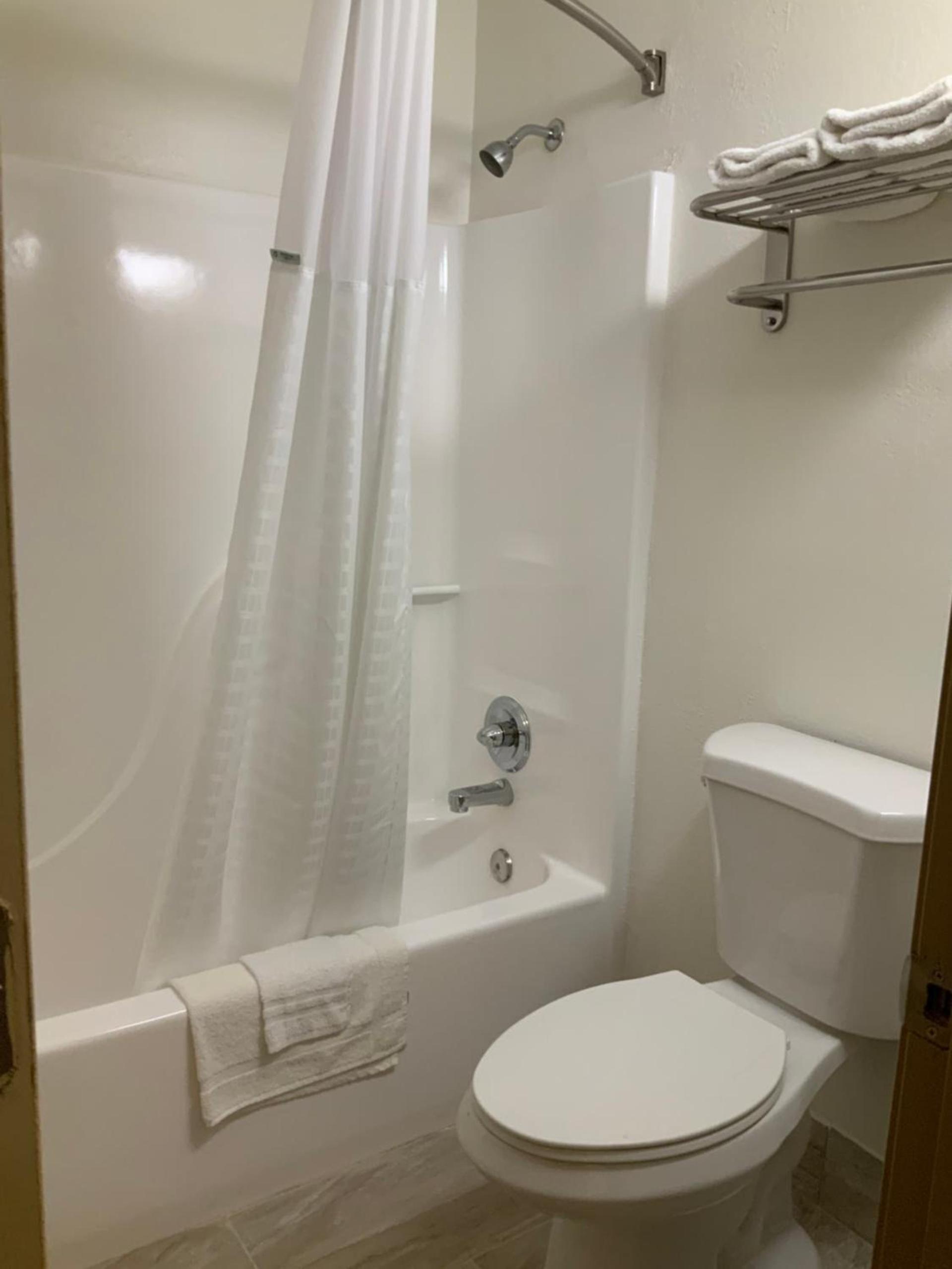 Days Inn by Wyndham Troy IL photo 7