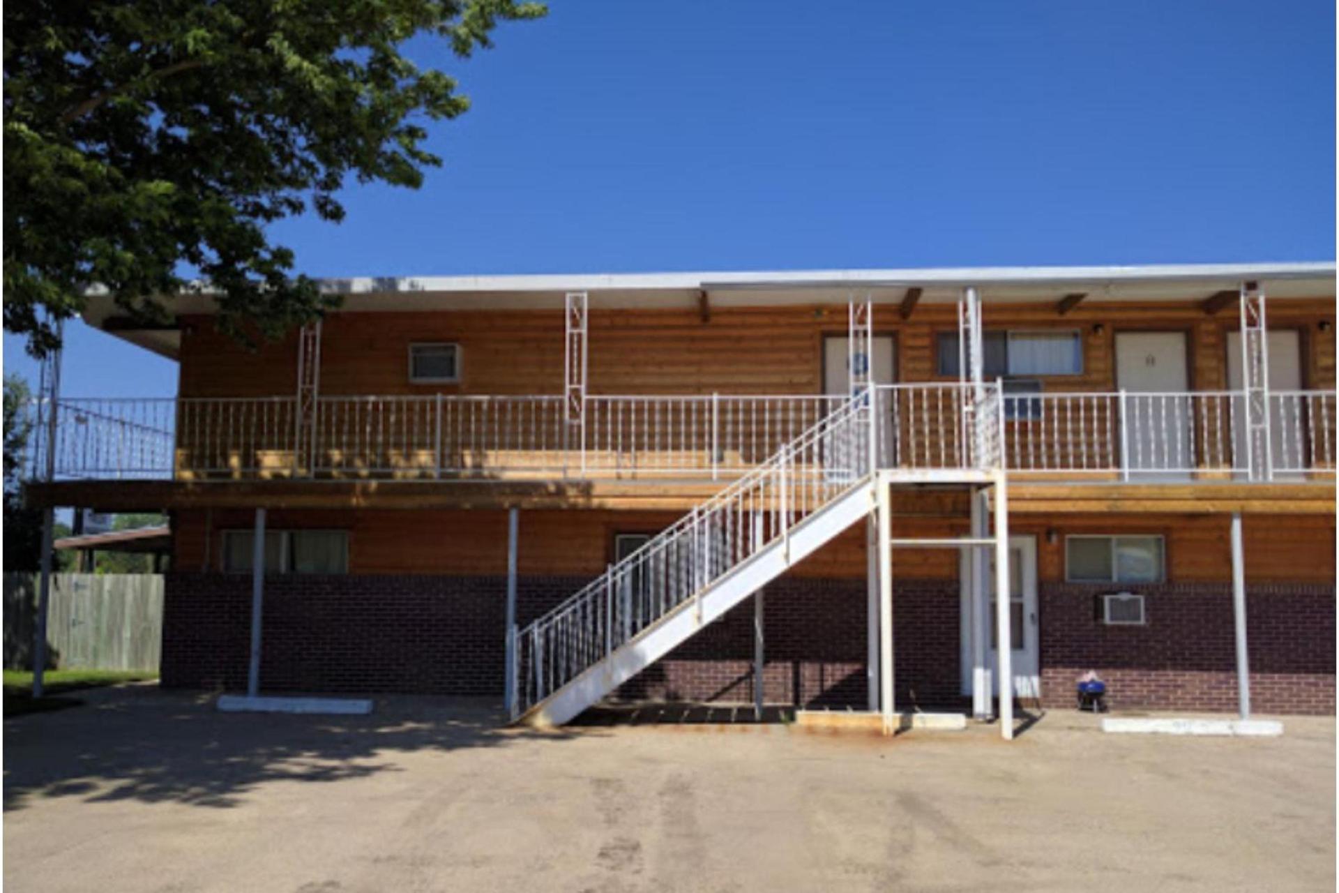 Love Hotels Western Holiday by OYO at Harlan Lake NE photo 3