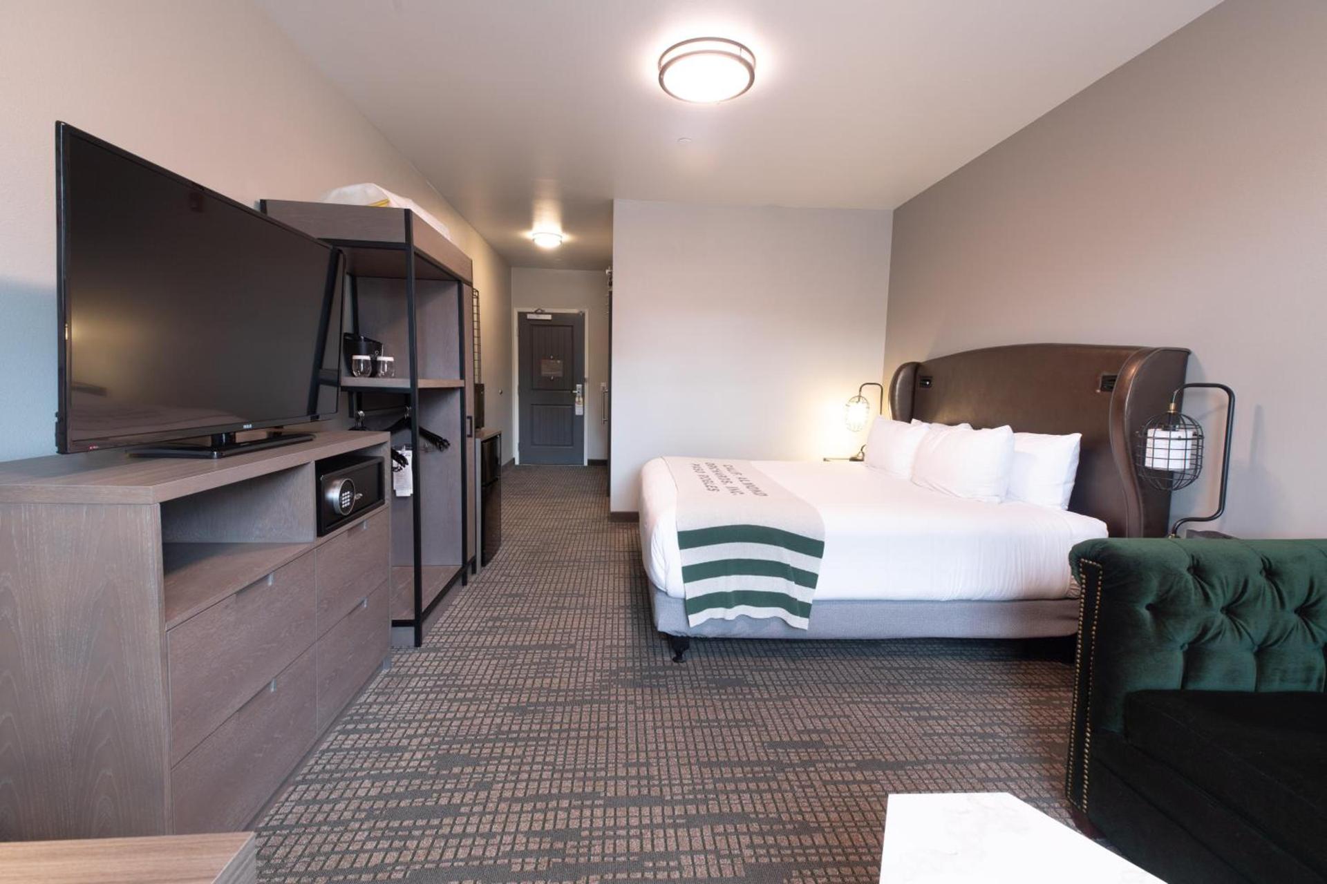 Oxford Suites Paso Robles photo 46