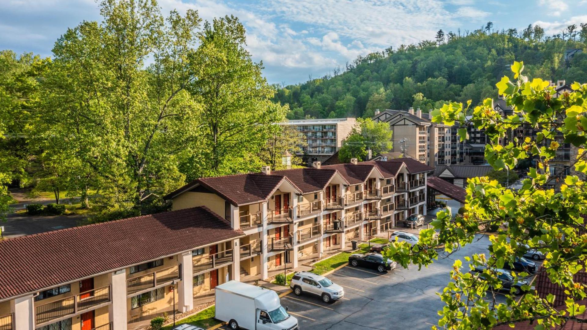 Super 8 by Wyndham Downtown Gatlinburg at Convention Center photo 32