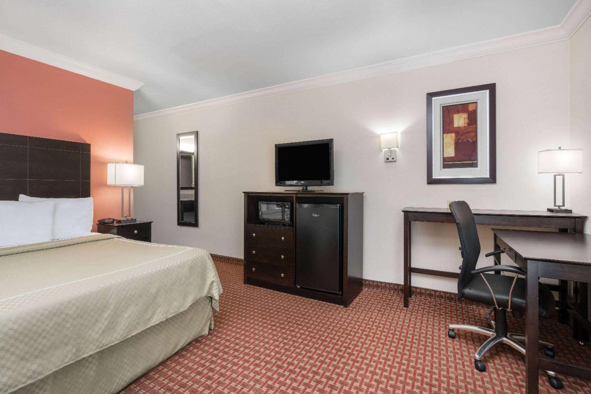 AmericInn by Wyndham Johnston Des Moines photo 6