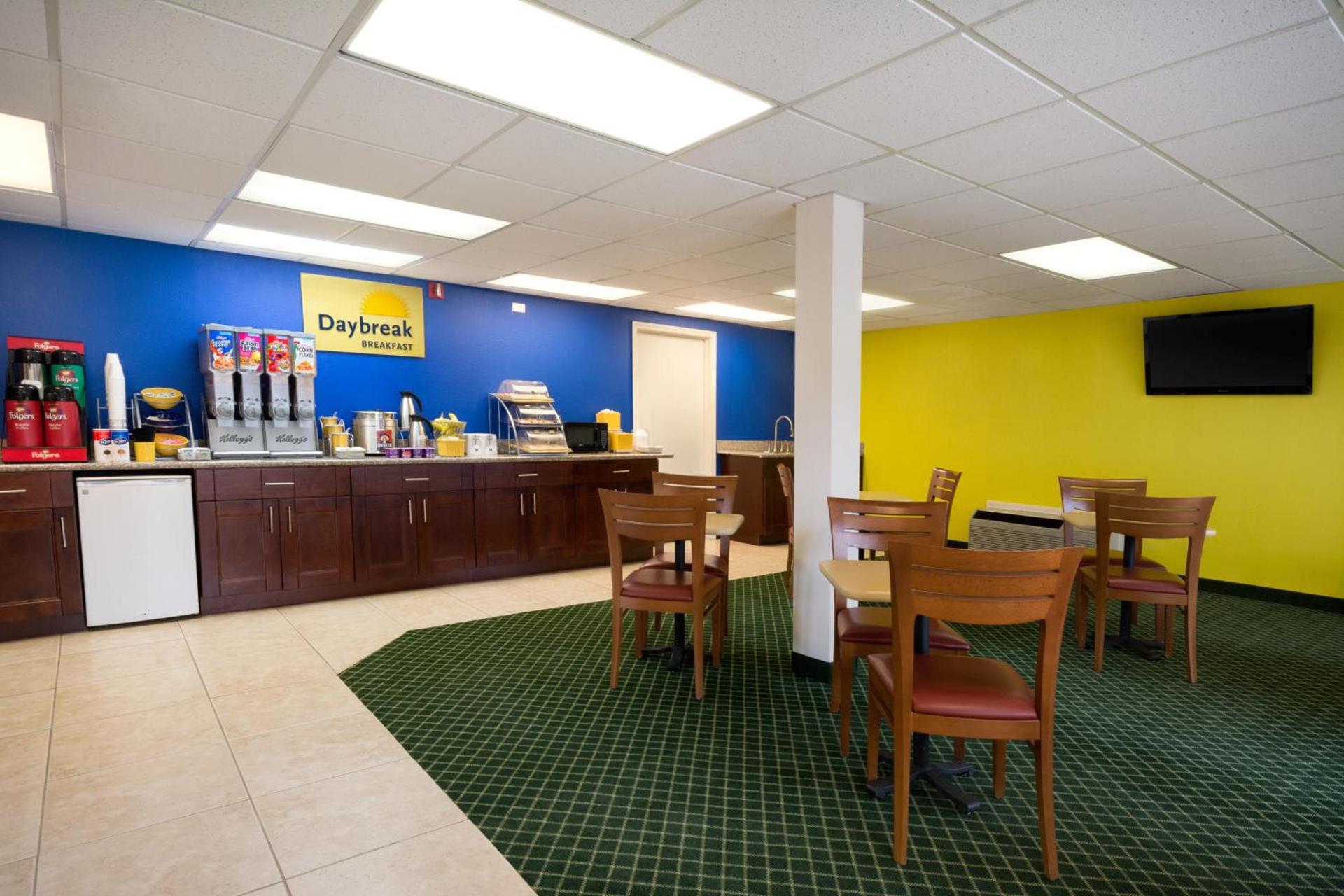 Days Inn by Wyndham Alma photo 12