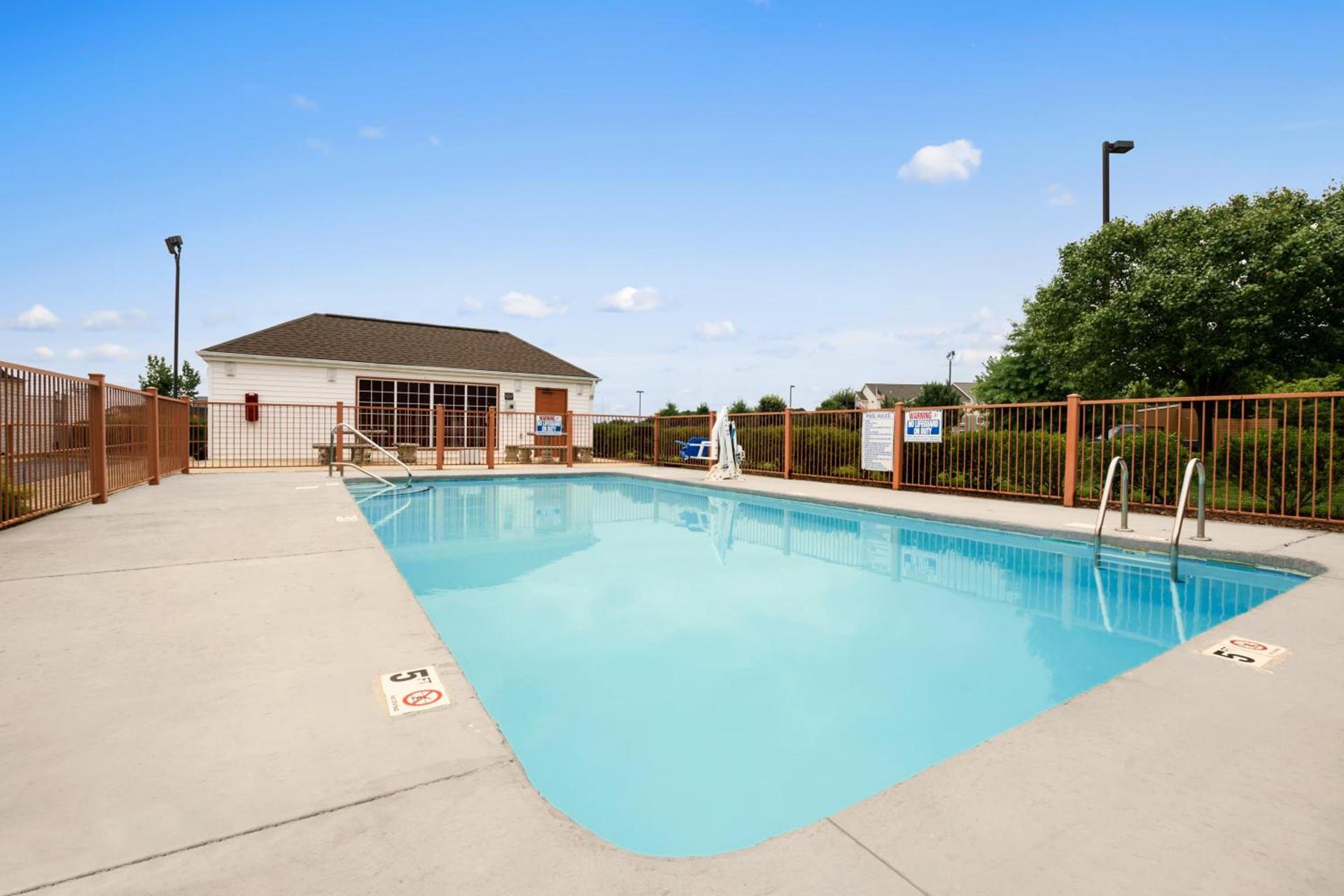 Super 8 by Wyndham Garner/Clayton/Raleigh photo 3