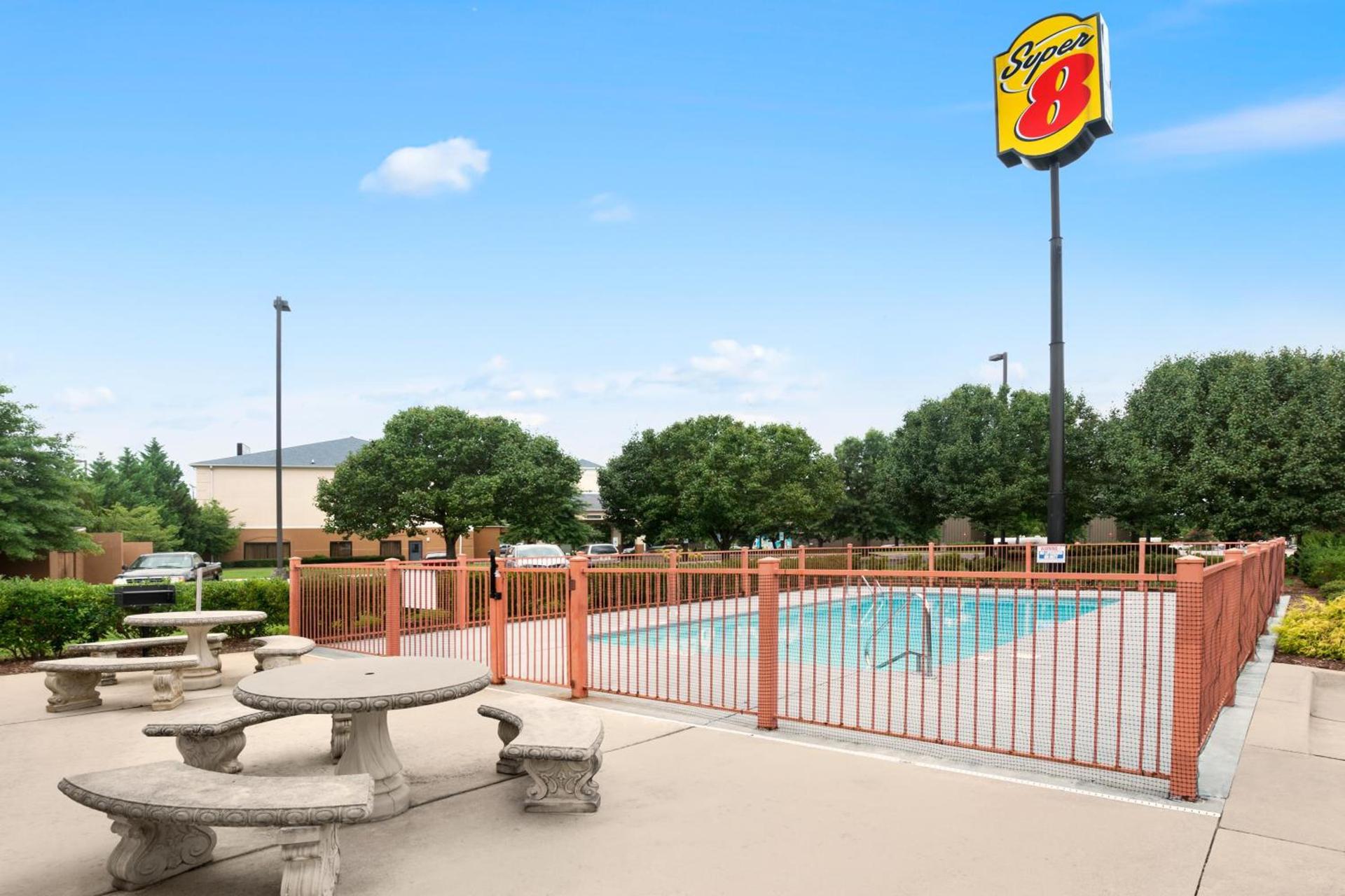 Super 8 by Wyndham Garner/Clayton/Raleigh photo 4