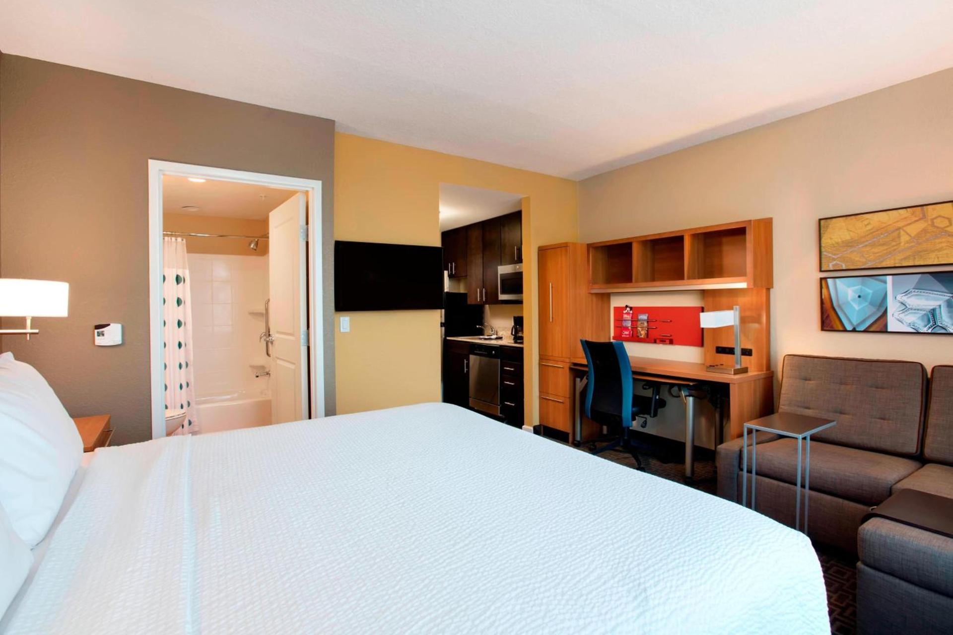 TownePlace Suites Orlando at FLAMINGO CROSSINGS Town Center, Western Entrance photo 20