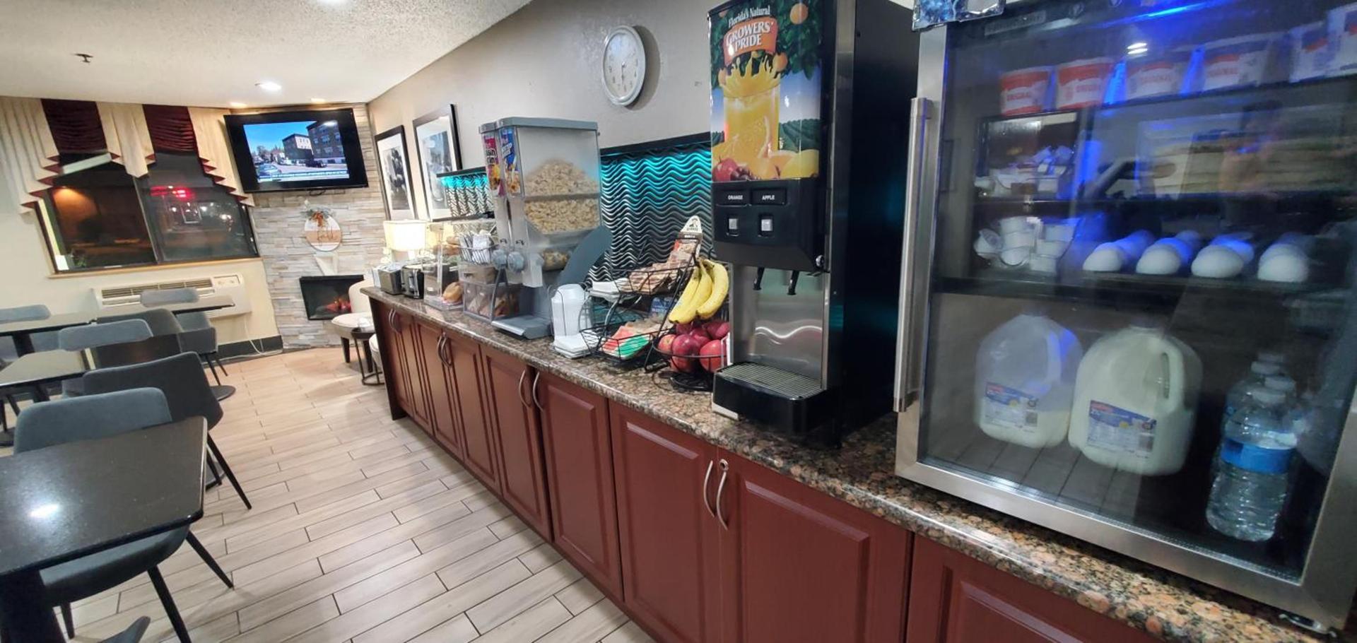 Super 8 by Wyndham Sterling Heights/Detroit Area photo 6