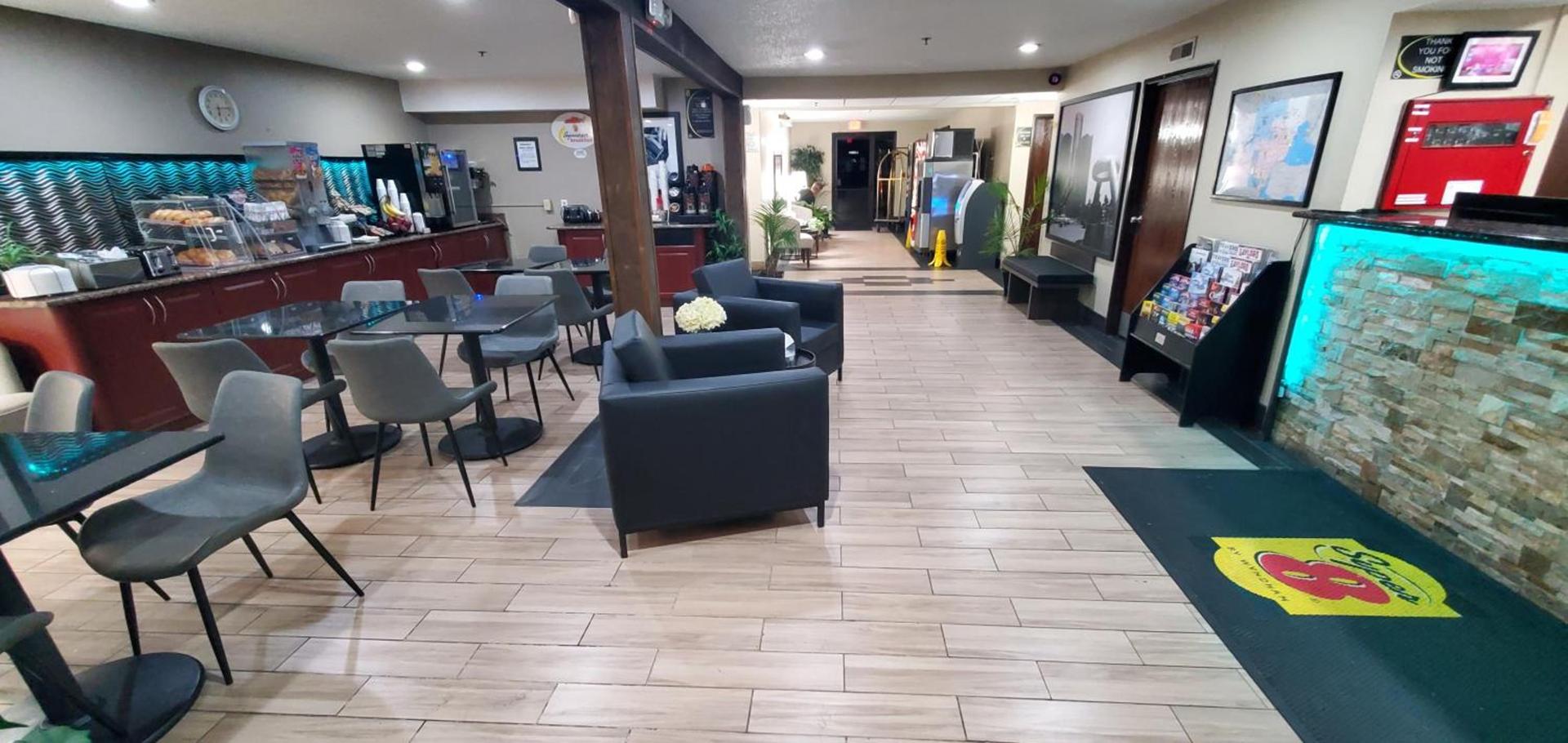 Super 8 by Wyndham Sterling Heights/Detroit Area photo 4