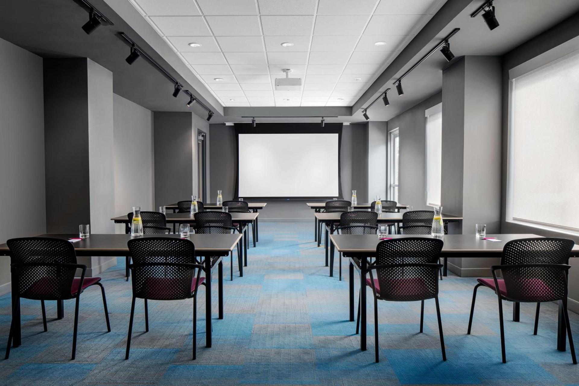 Aloft by Marriott Shenandoah Woodlands Area photo 32