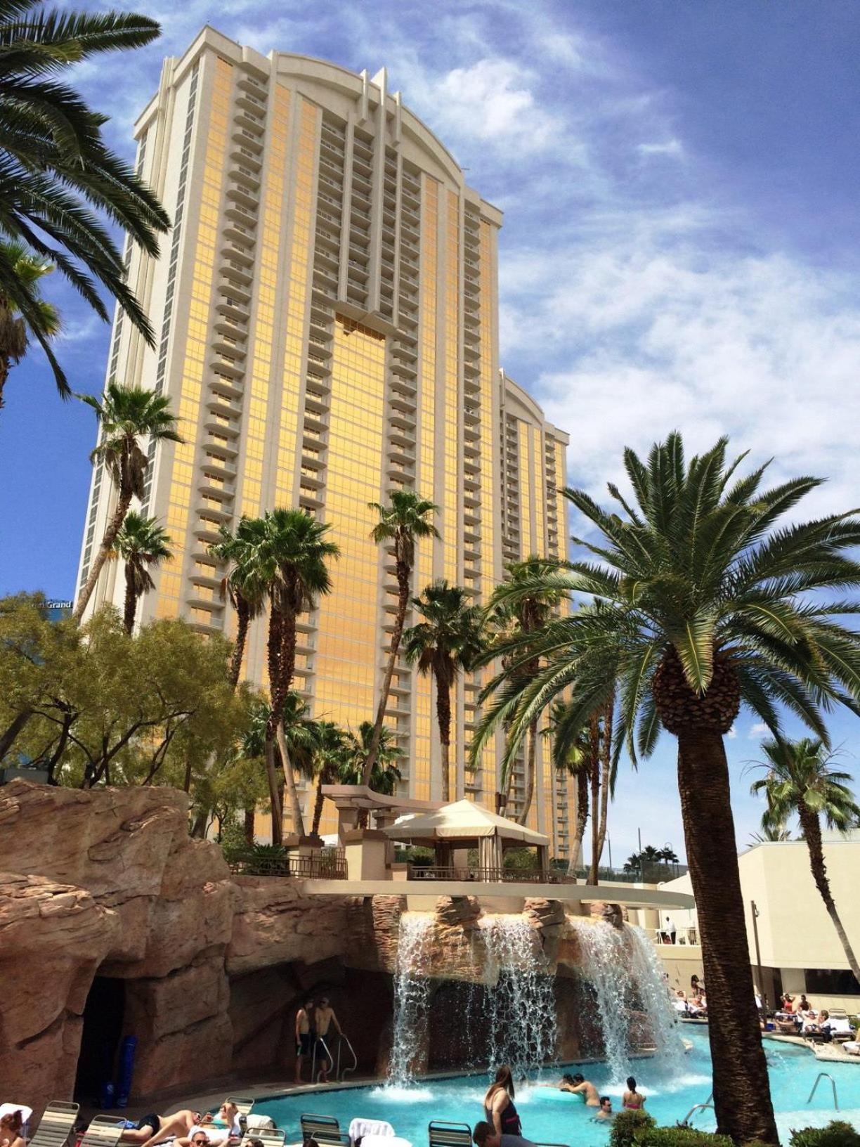 MGM SIGNATURE - Strip View Suite- FREE valet parking photo 2
