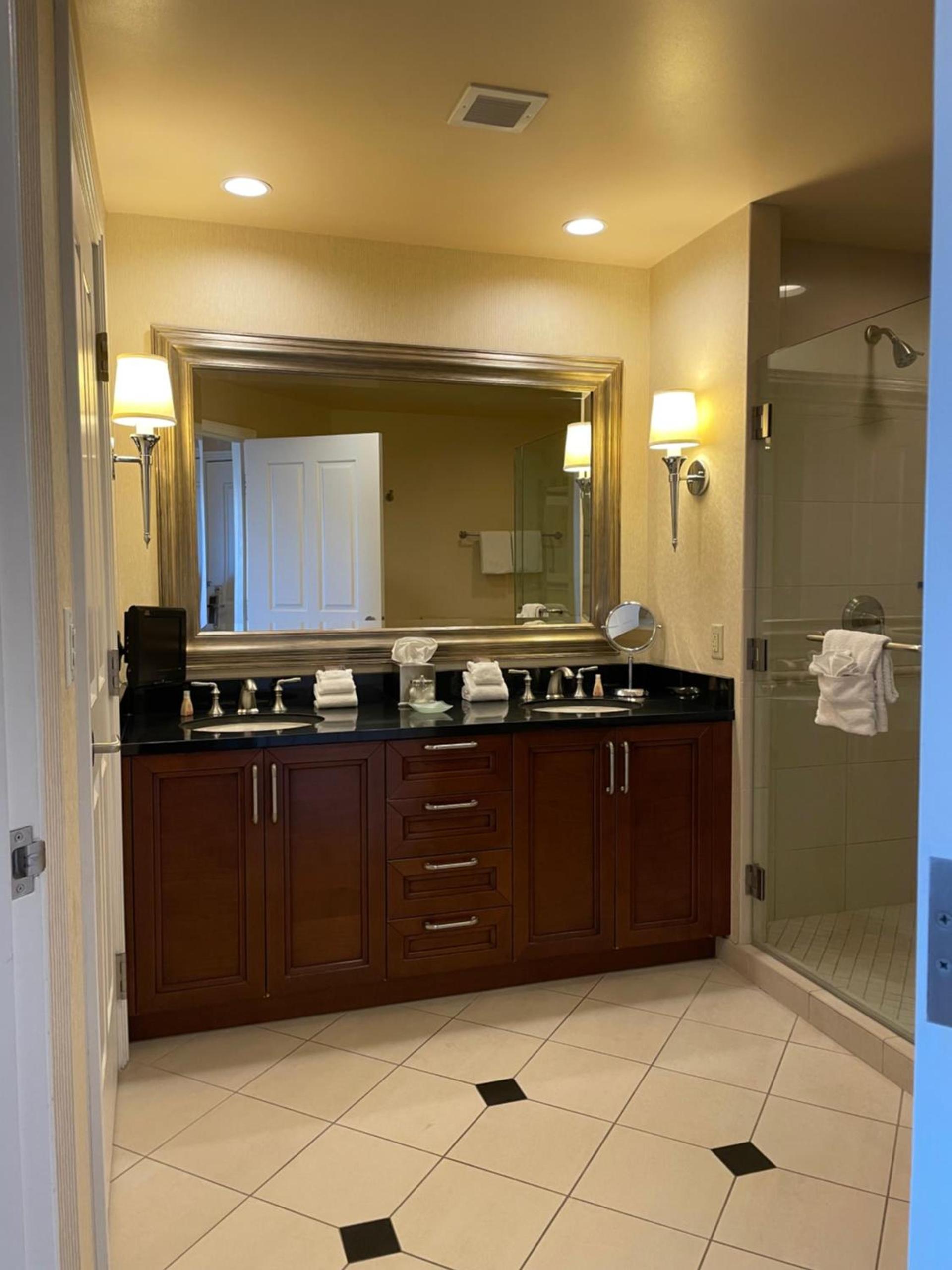 MGM SIGNATURE - Strip View Suite- FREE valet parking photo 10
