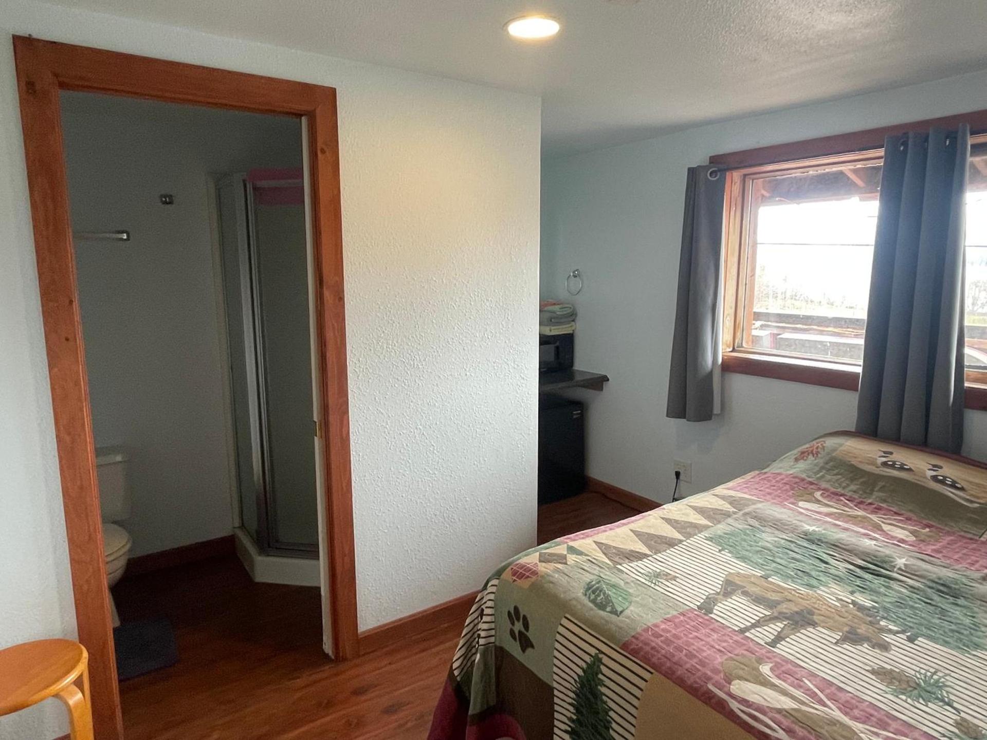 Brown Bear Saloon & Motel photo 4