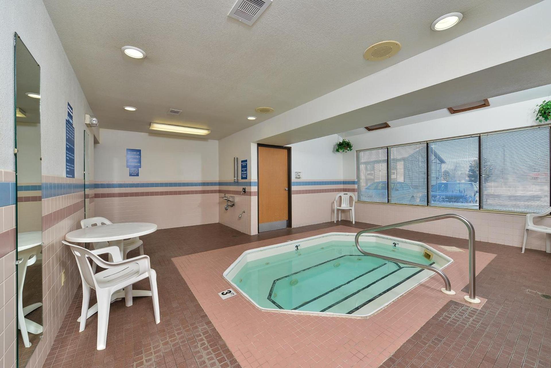 Americas Best Value Inn & Suites-Birch Run photo 10