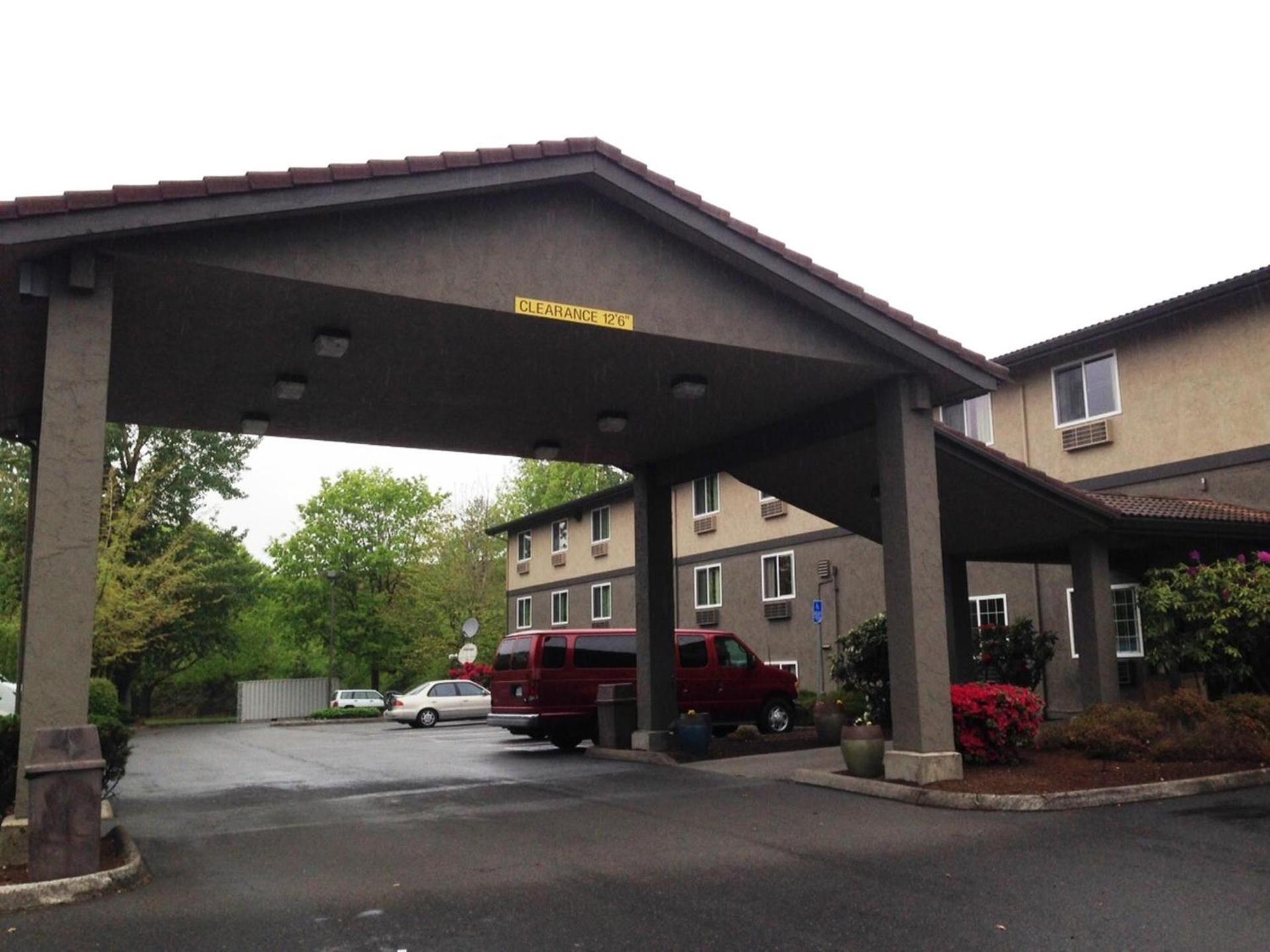 Super 8 by Wyndham Portland Airport photo 20