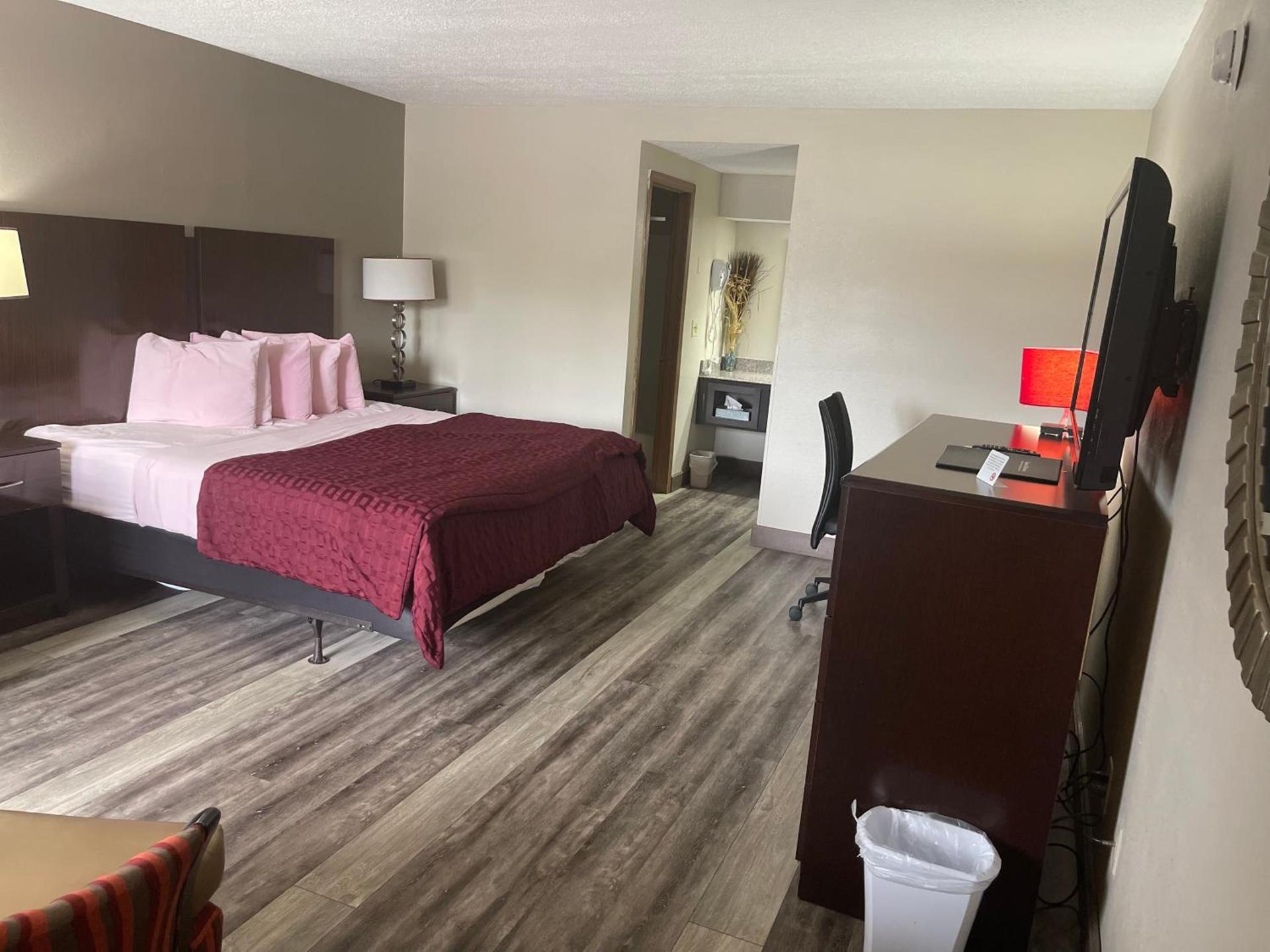 Royal Inn & Suites photo 14