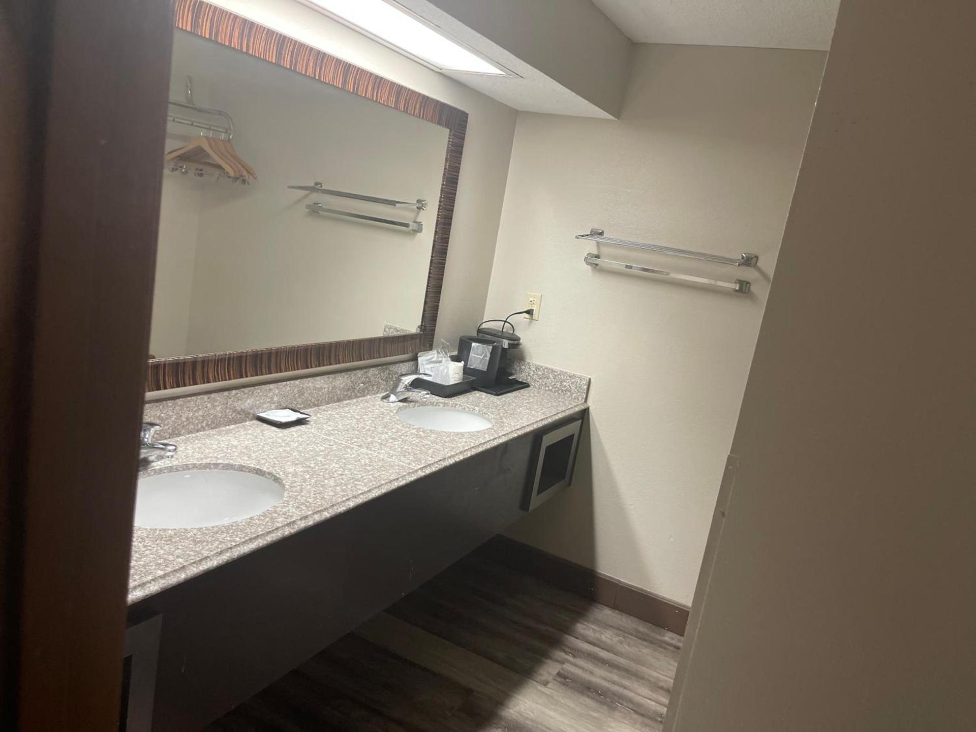 Royal Inn & Suites photo 13