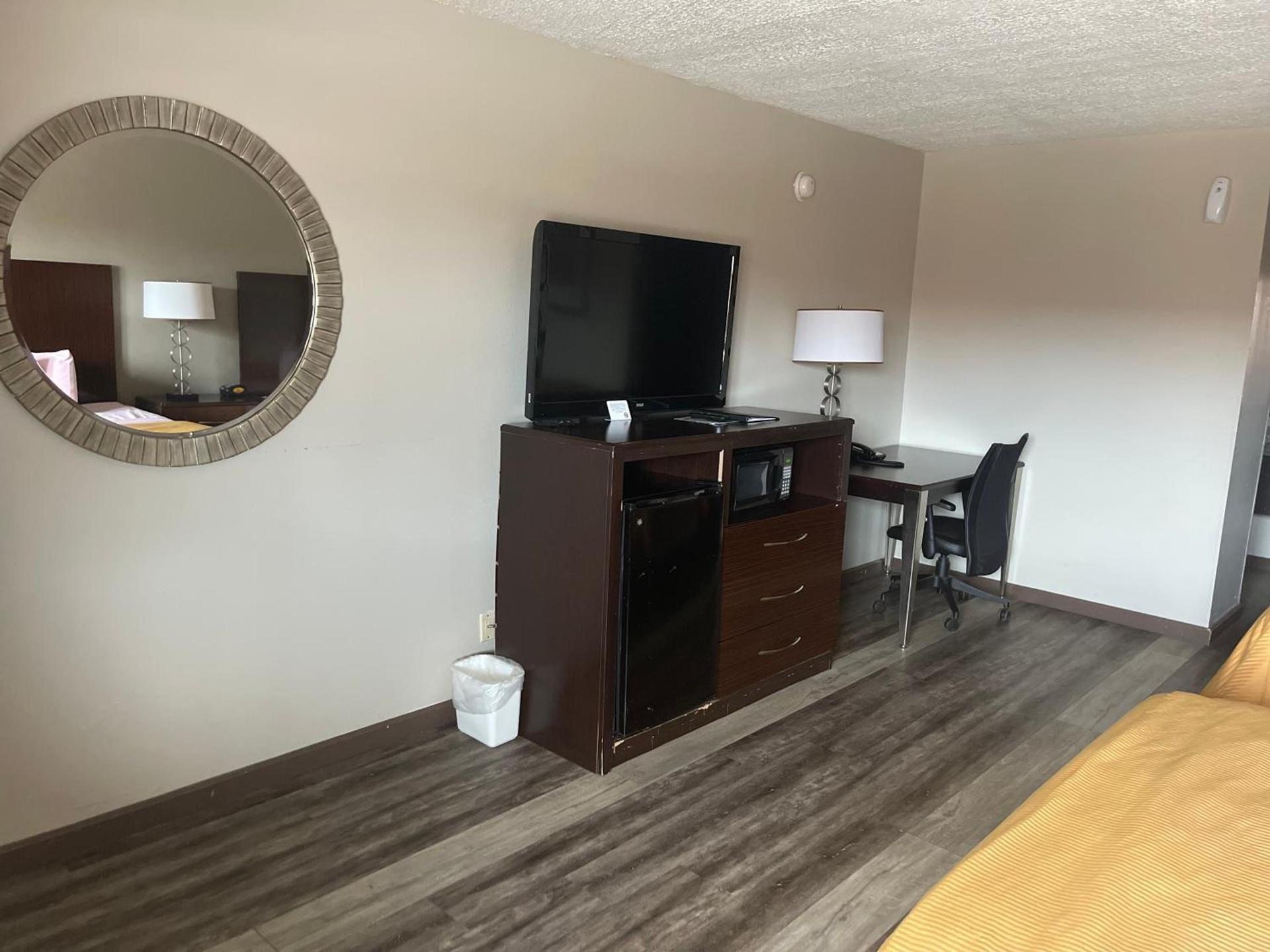 Royal Inn & Suites photo 11