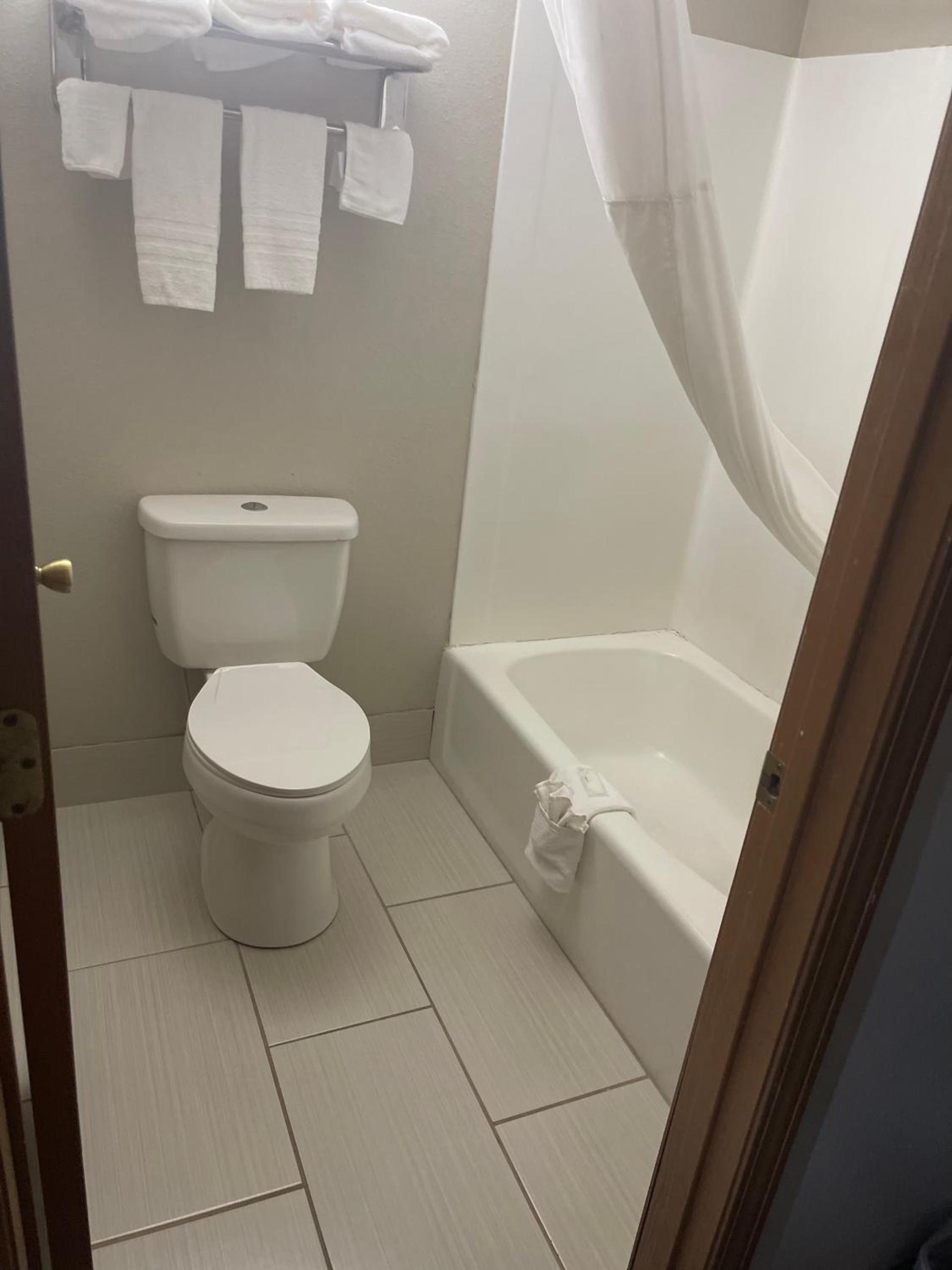 Royal Inn & Suites photo 9