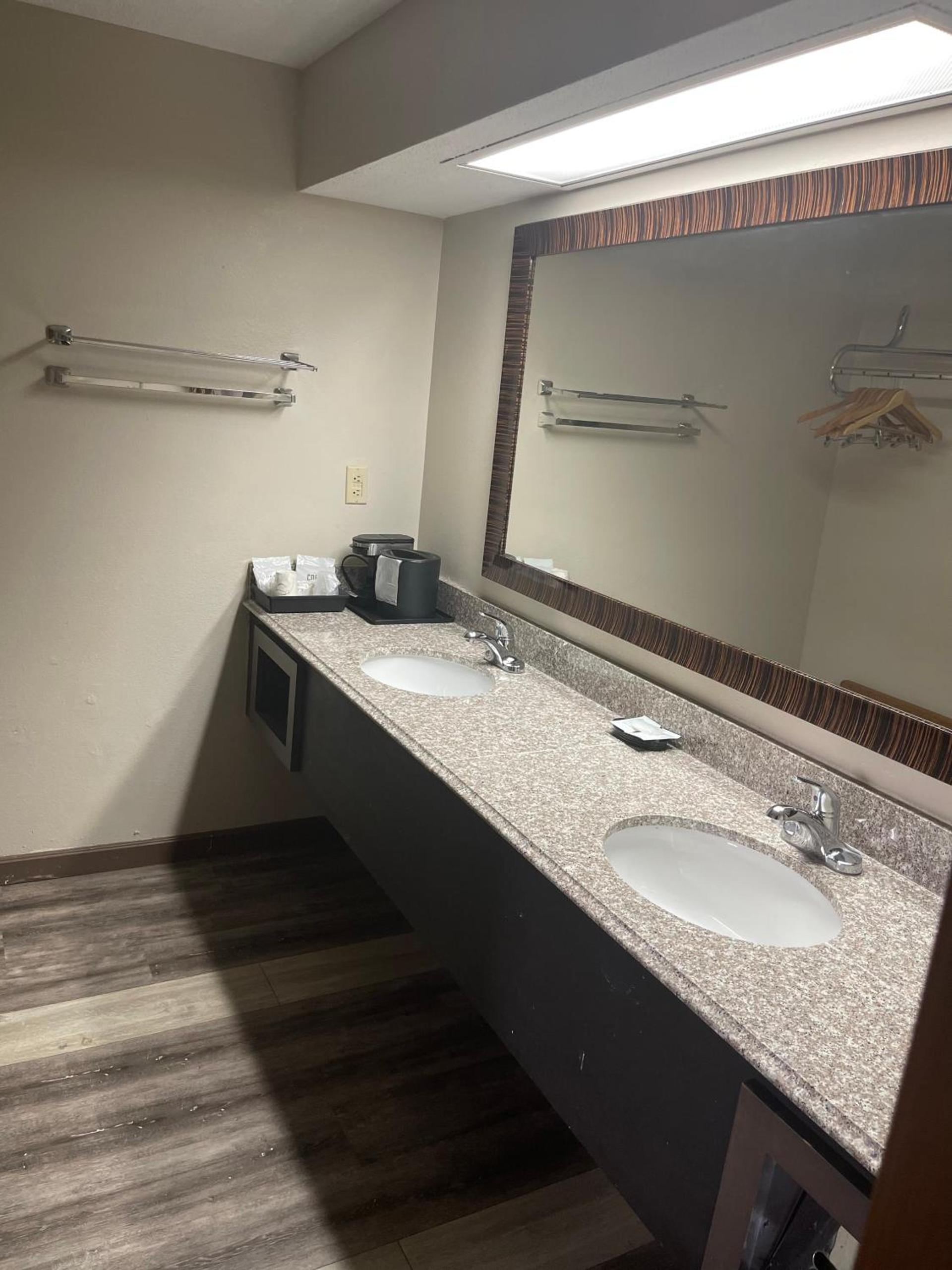 Royal Inn & Suites photo 8