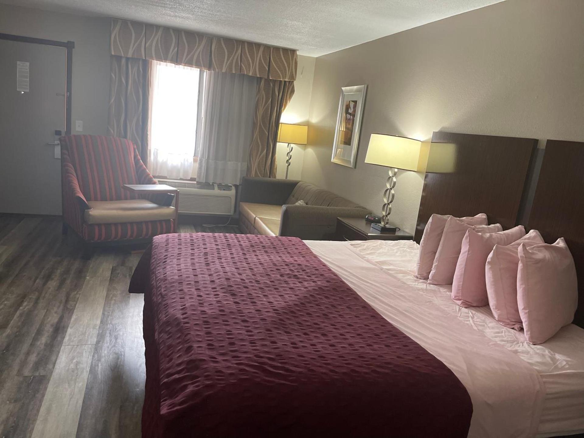 Royal Inn & Suites photo 7