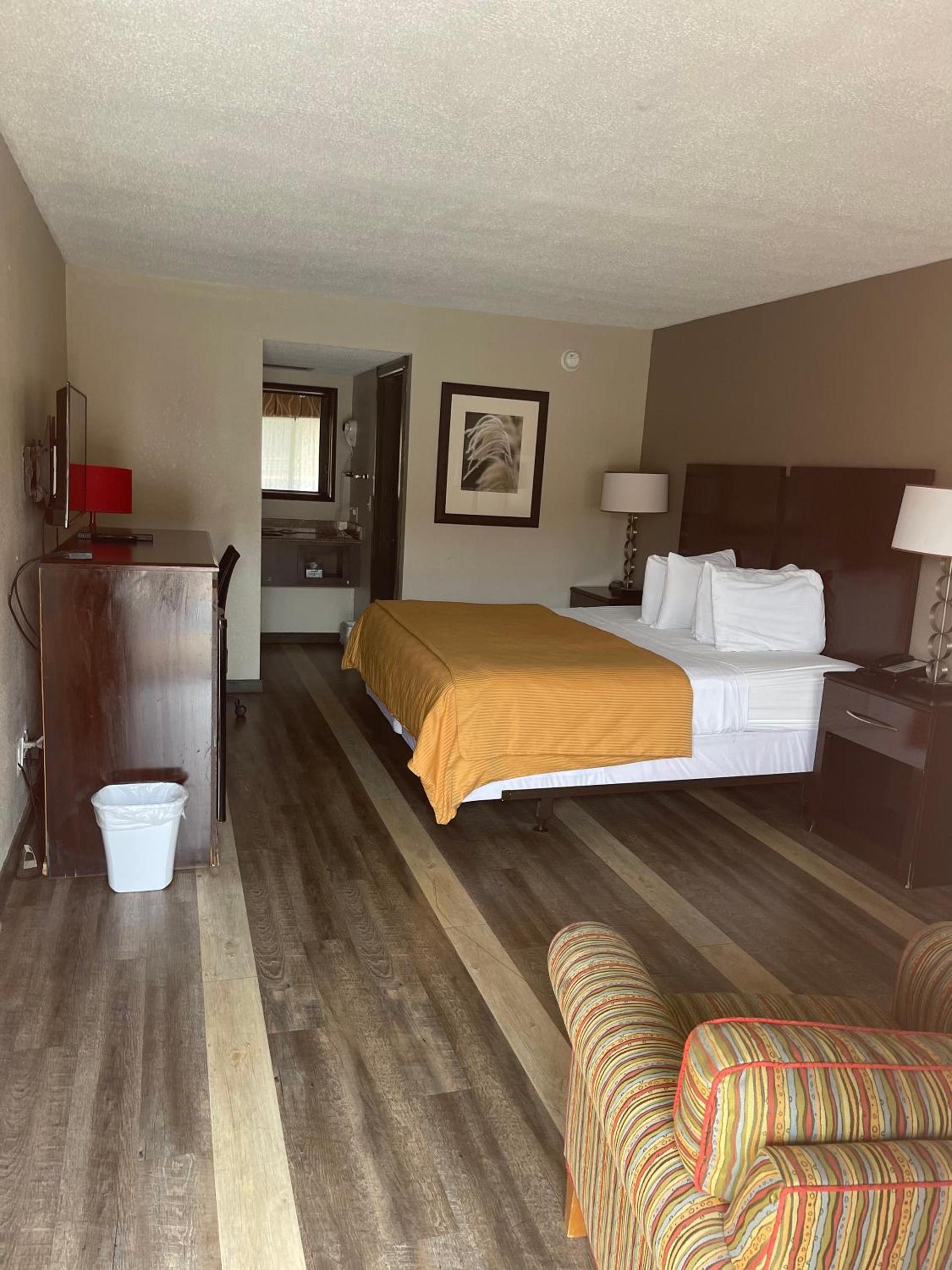 Royal Inn & Suites photo 6
