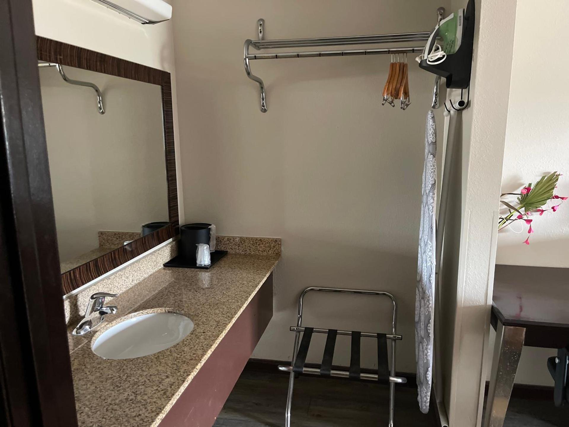 Royal Inn & Suites photo 2
