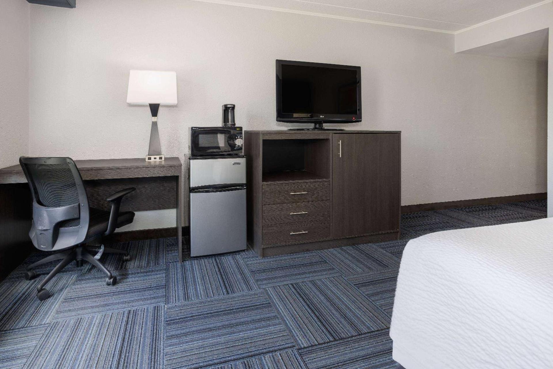 Baymont by Wyndham Appleton photo 14