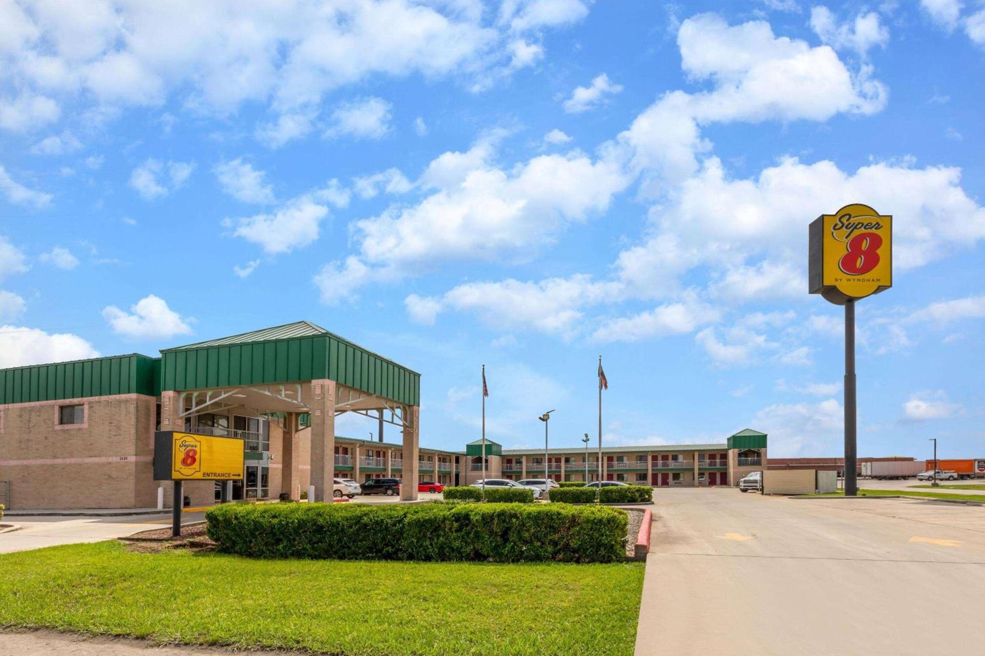 Super 8 by Wyndham Seguin — hotel in Seguin