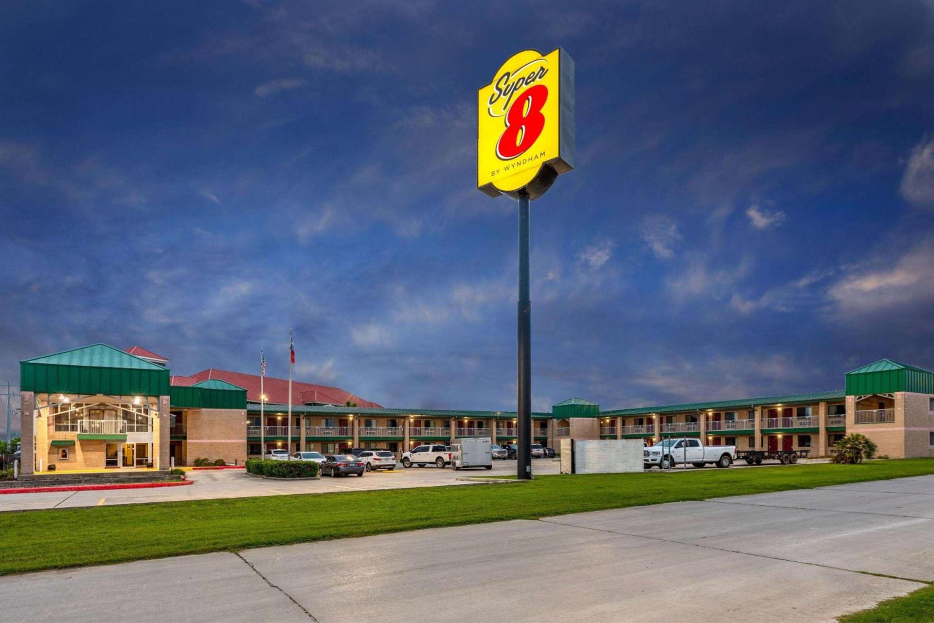 Super 8 by Wyndham Seguin photo 2