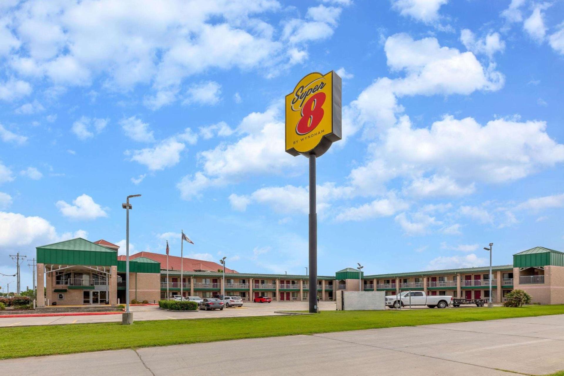 Super 8 by Wyndham Seguin photo 4